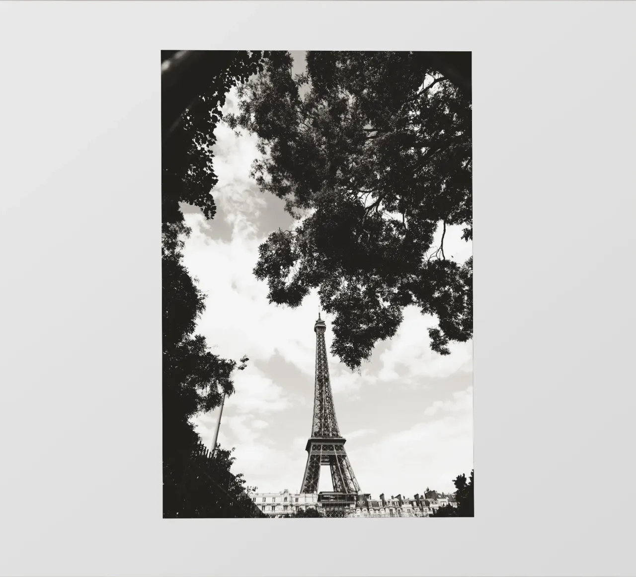 Eiffelturm im Verborgenen /Eiffel Tower in Hiding -  Paris Backlit Folie von Anja Hebrank Photography