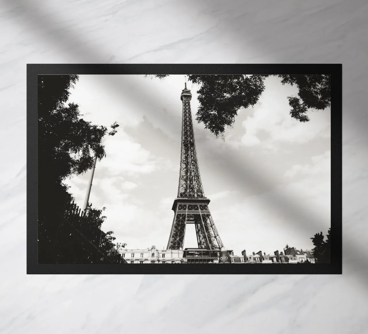 Eiffelturm im Verborgenen /Eiffel Tower in Hiding -  Paris Fußmatte von Anja Hebrank Photography