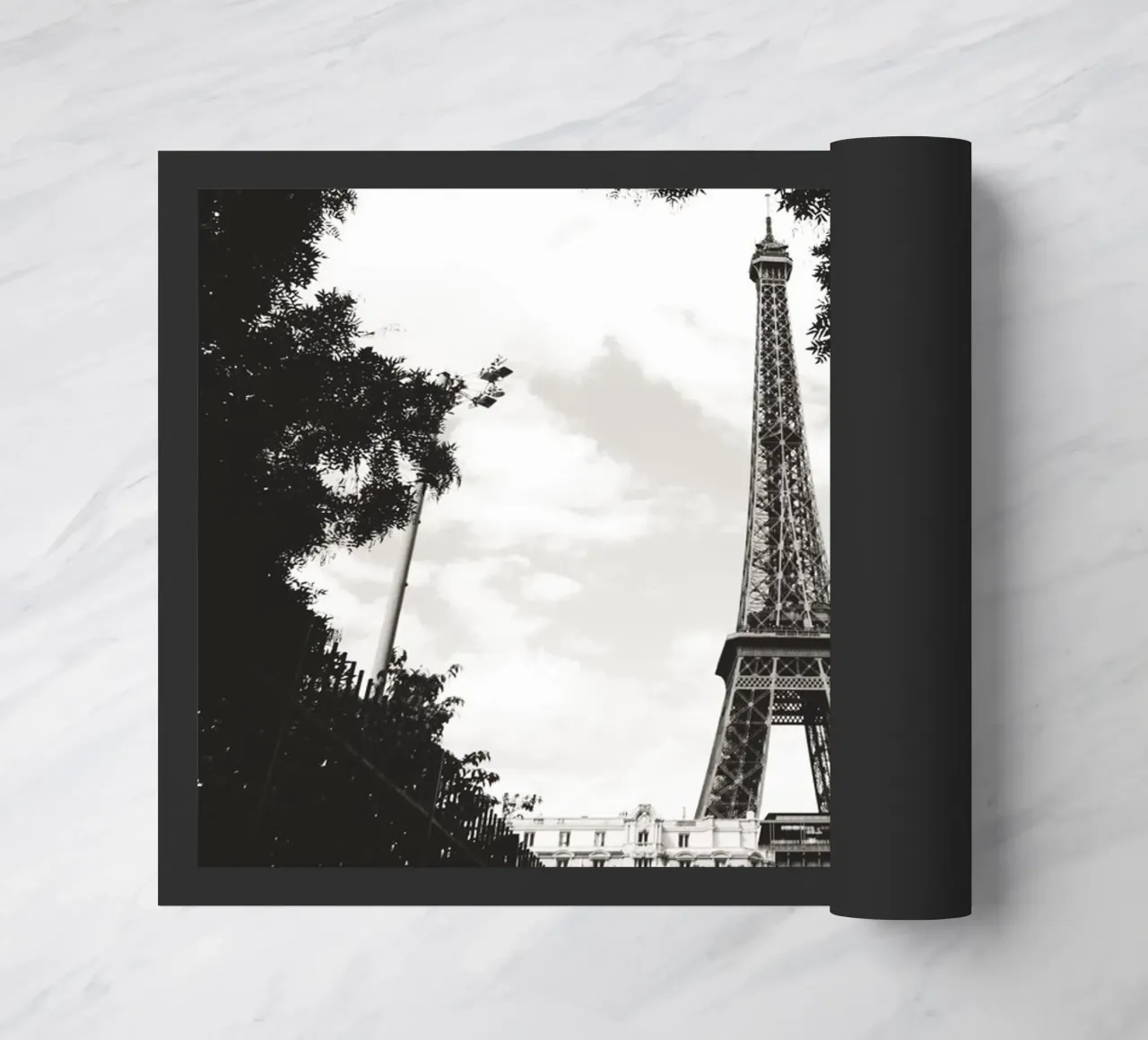 Eiffelturm im Verborgenen /Eiffel Tower in Hiding -  Paris Fußmatte von Anja Hebrank Photography