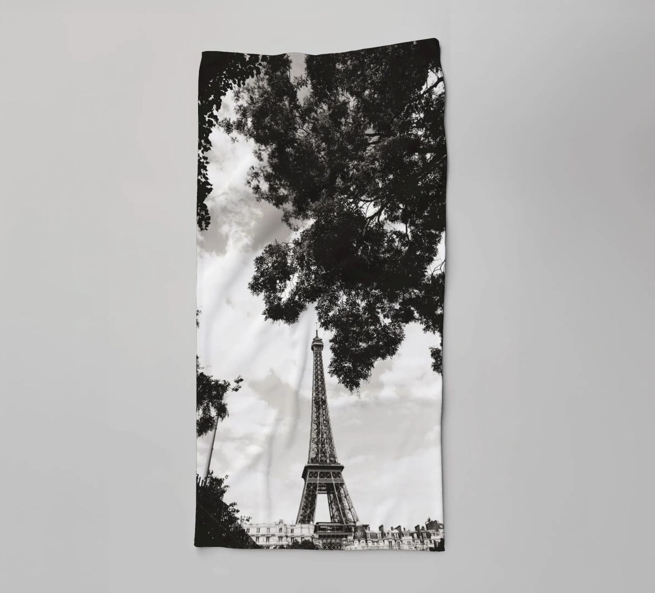Eiffelturm im Verborgenen /Eiffel Tower in Hiding -  Paris towel by Anja Hebrank Photography