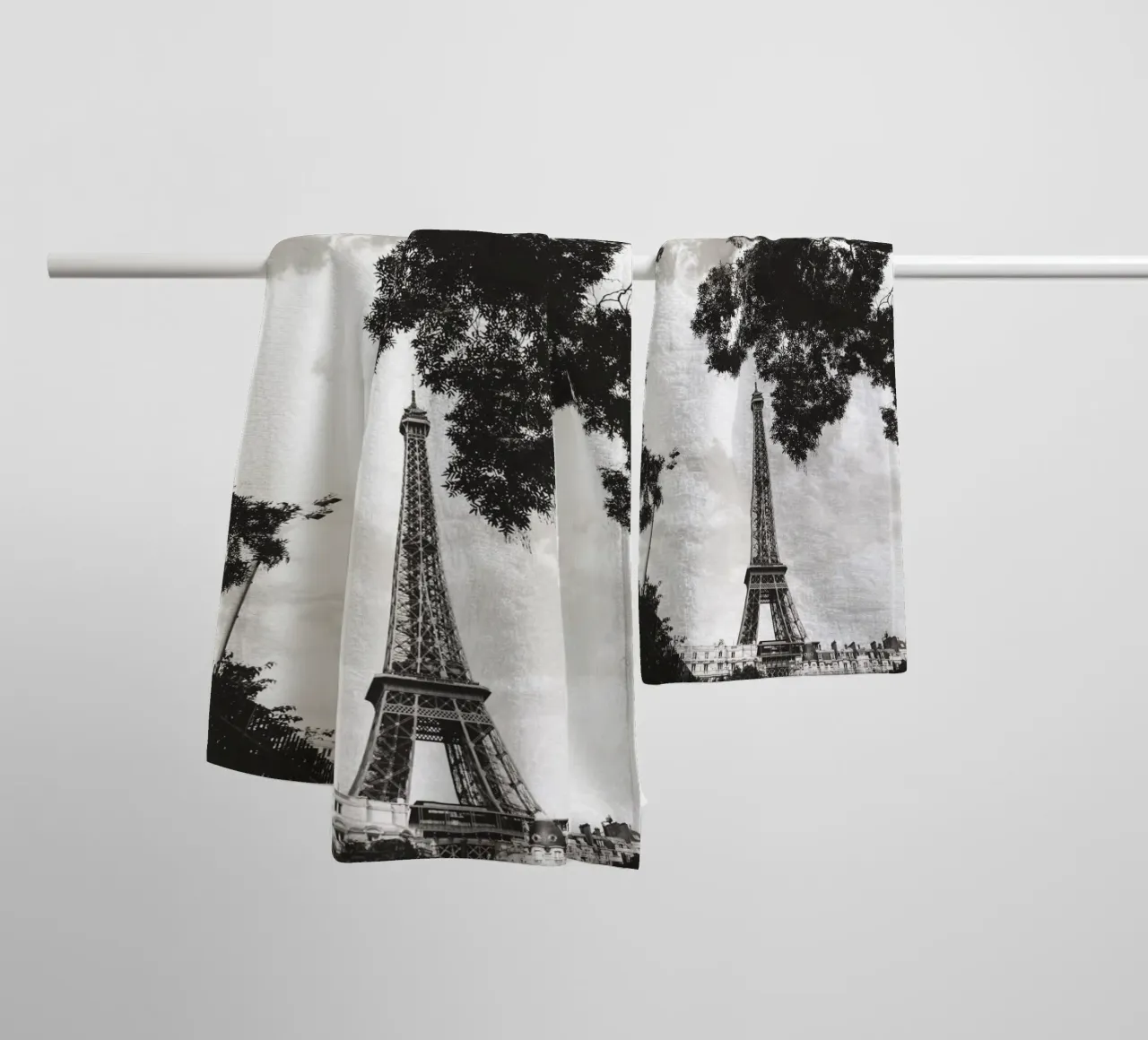 Eiffelturm im Verborgenen /Eiffel Tower in Hiding -  Paris Handtuch von Anja Hebrank Photography