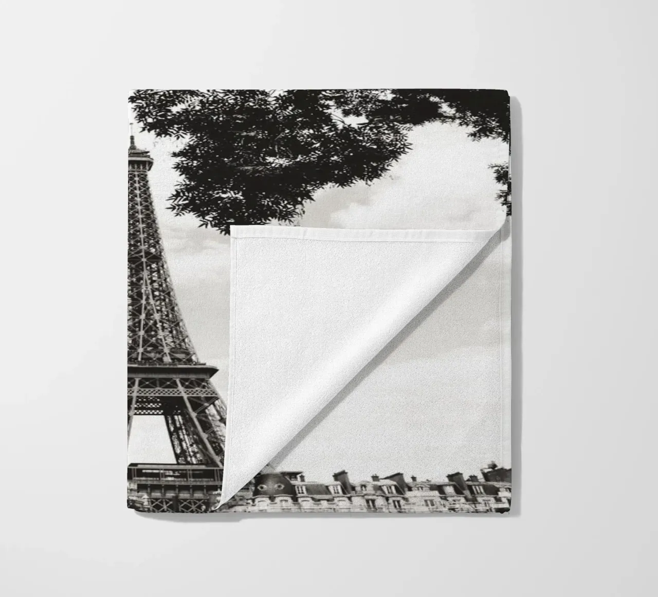 Eiffelturm im Verborgenen /Eiffel Tower in Hiding -  Paris beach towel by Anja Hebrank Photography