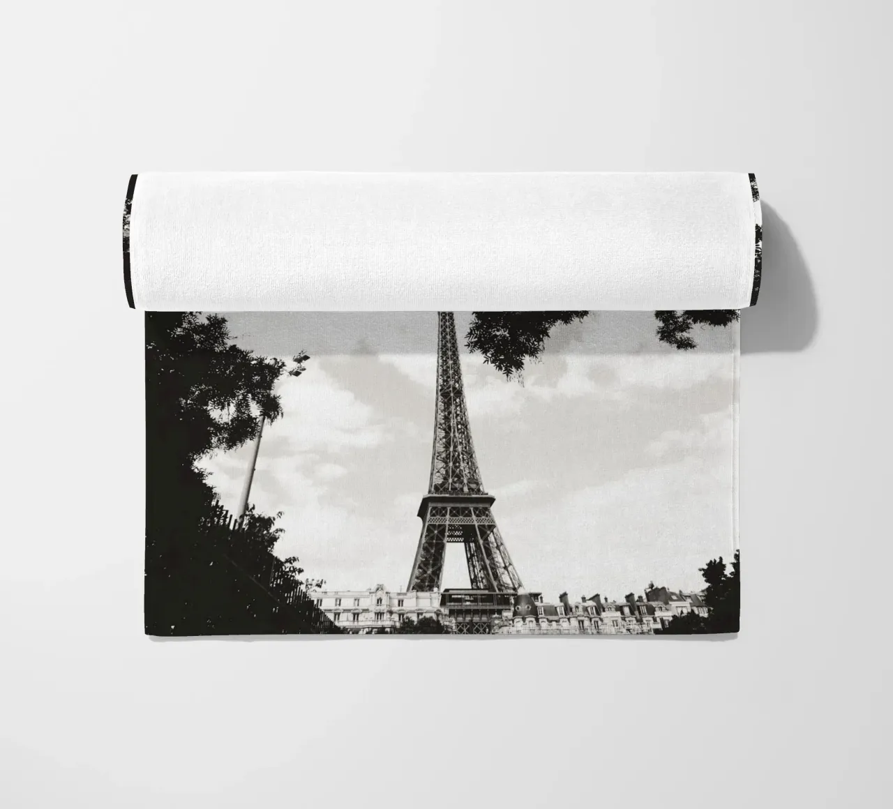 Eiffelturm im Verborgenen /Eiffel Tower in Hiding -  Paris beach towel by Anja Hebrank Photography