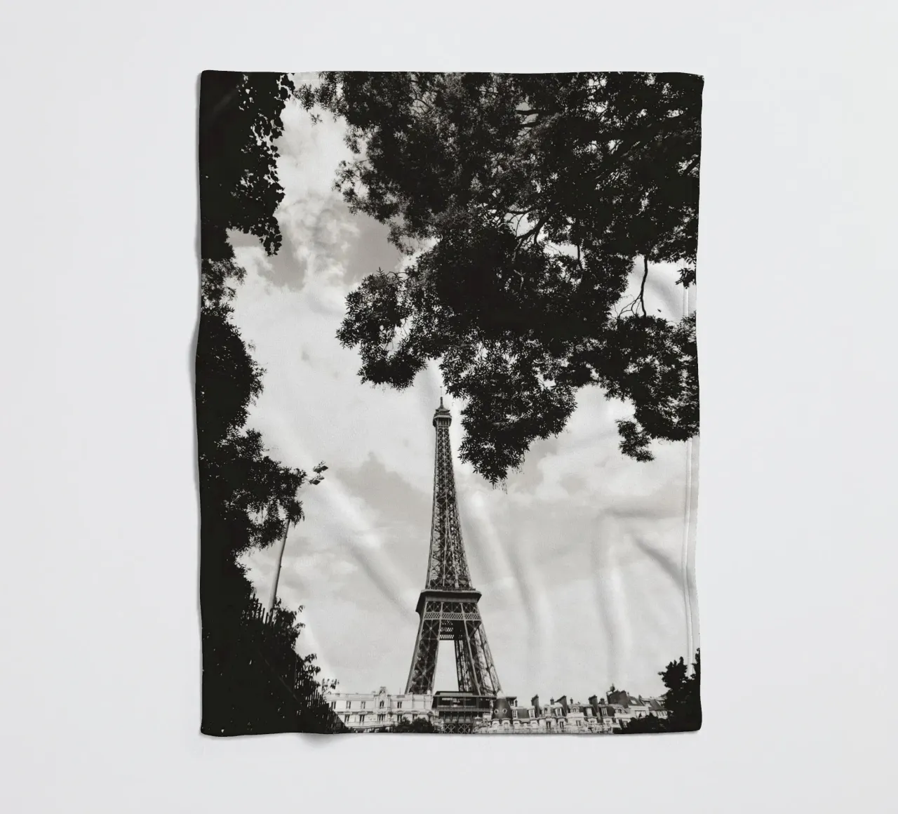 Eiffelturm im Verborgenen /Eiffel Tower in Hiding -  Paris Fleecedecke von Anja Hebrank Photography