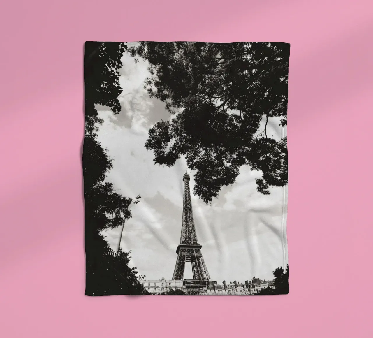 Eiffelturm im Verborgenen /Eiffel Tower in Hiding -  Paris plaid polaire de Anja Hebrank Photography