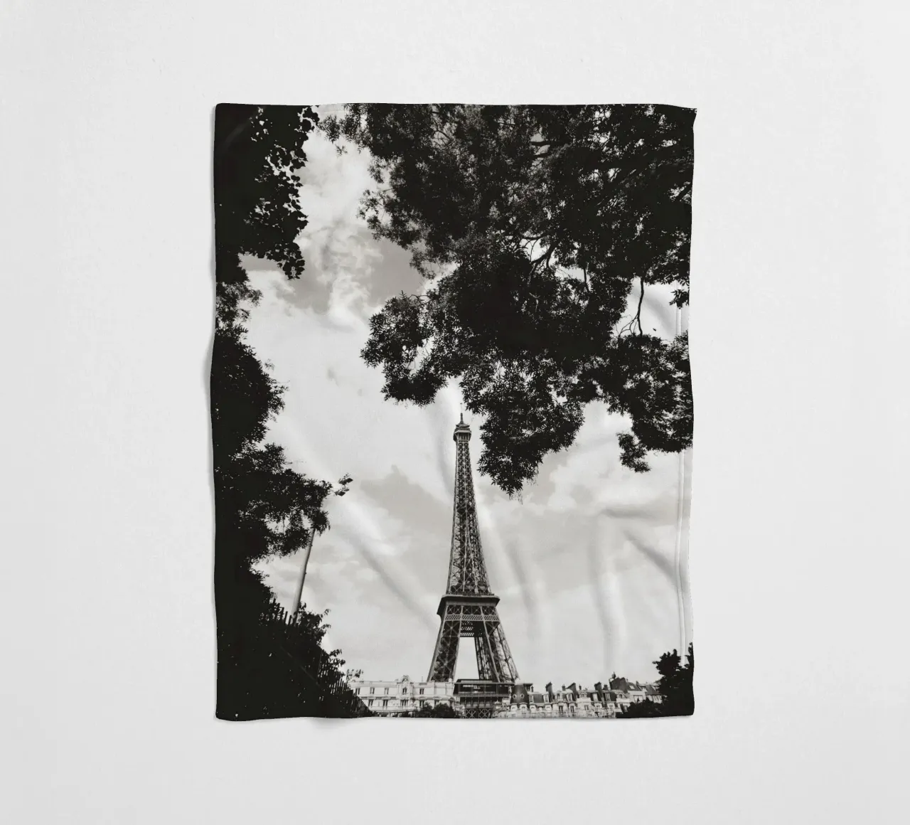 Eiffelturm im Verborgenen /Eiffel Tower in Hiding -  Paris Fleecedecke von Anja Hebrank Photography