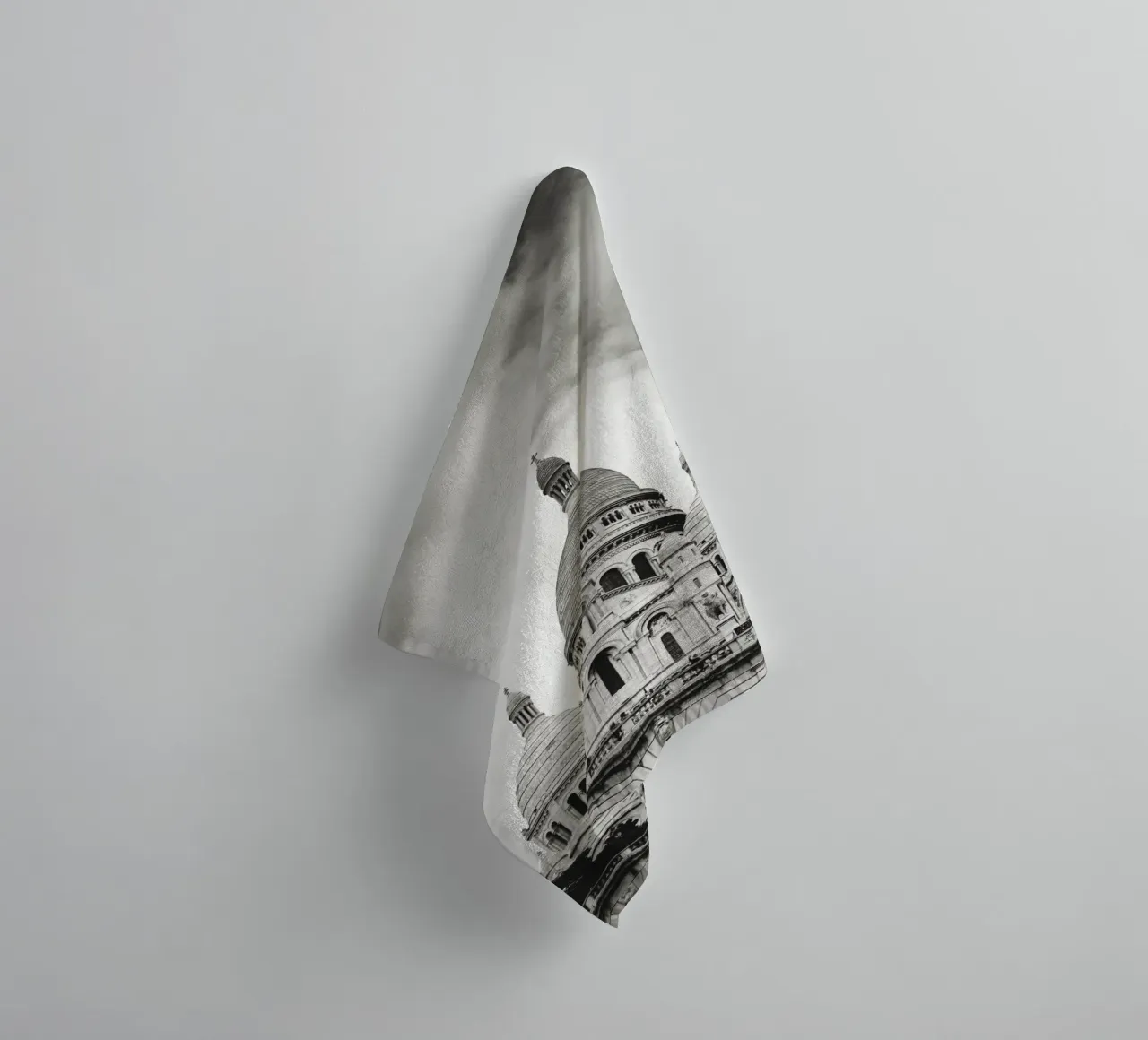 Heilige sublimiteit: Sacré-Cœur badhanddoek van Anja Hebrank Photography