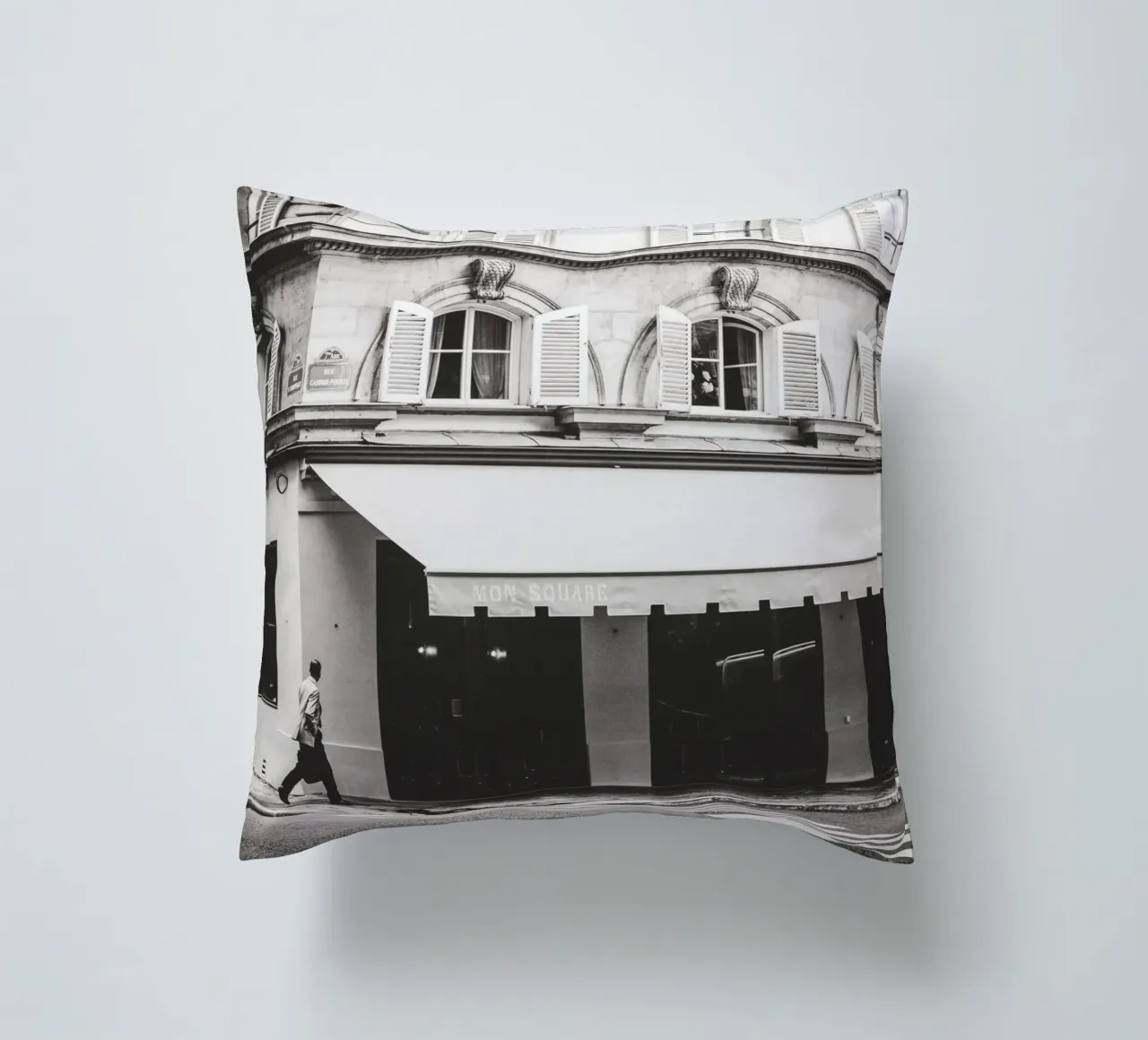 Scène de rue à Paris - un piéton solitaire coussin de Anja Hebrank Photography