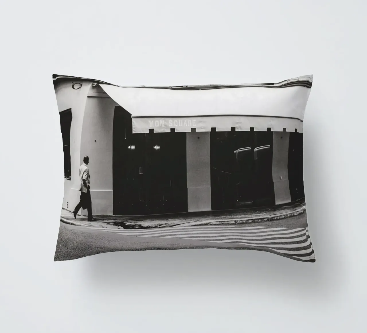 Scène de rue à Paris - un piéton solitaire coussin de Anja Hebrank Photography