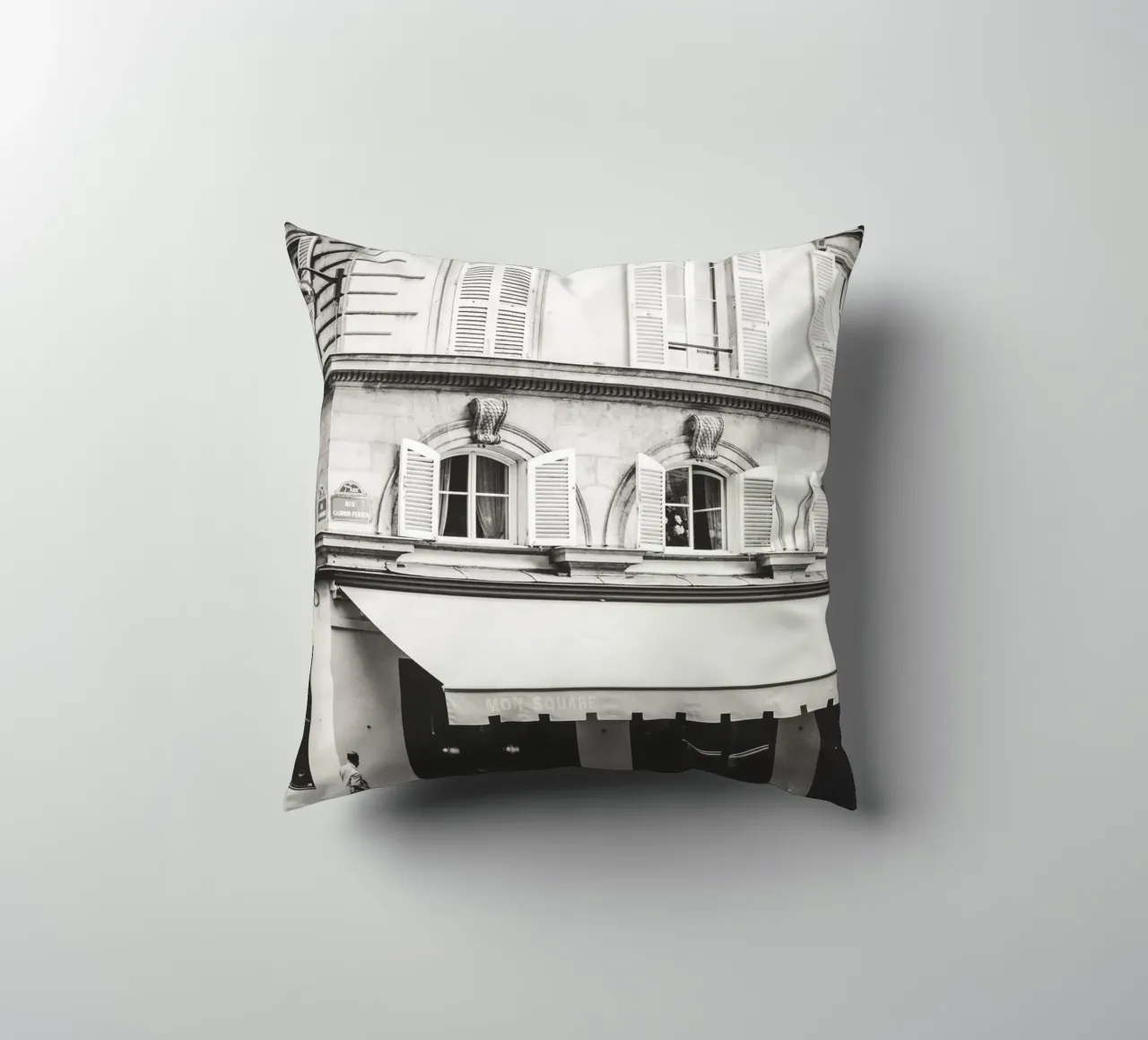 Scène de rue à Paris - un piéton solitaire coussin de Anja Hebrank Photography