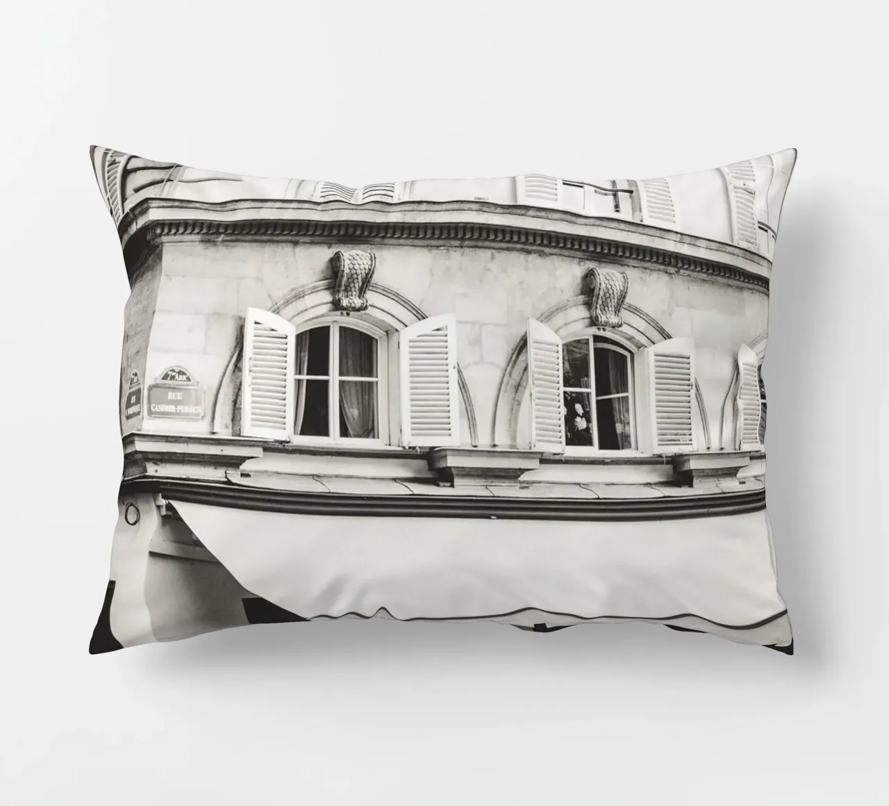 Scène de rue à Paris - un piéton solitaire coussin de Anja Hebrank Photography