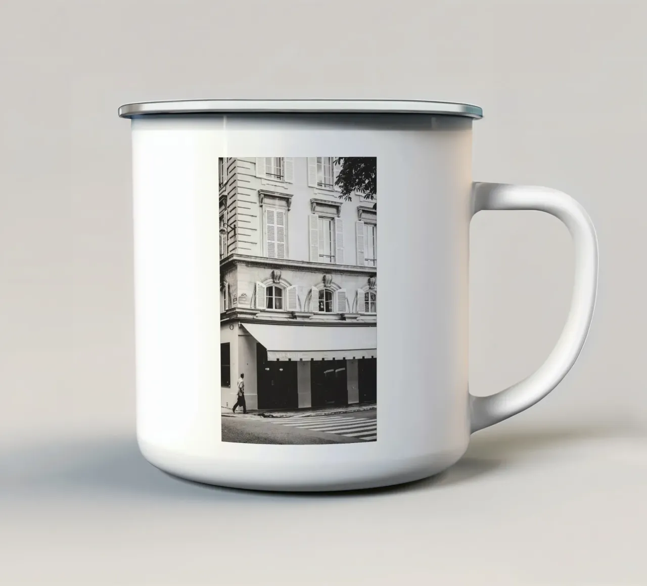 Straßenszene in Paris - ein einsamer Fußgänger Emaille Tasse von Anja Hebrank Photography