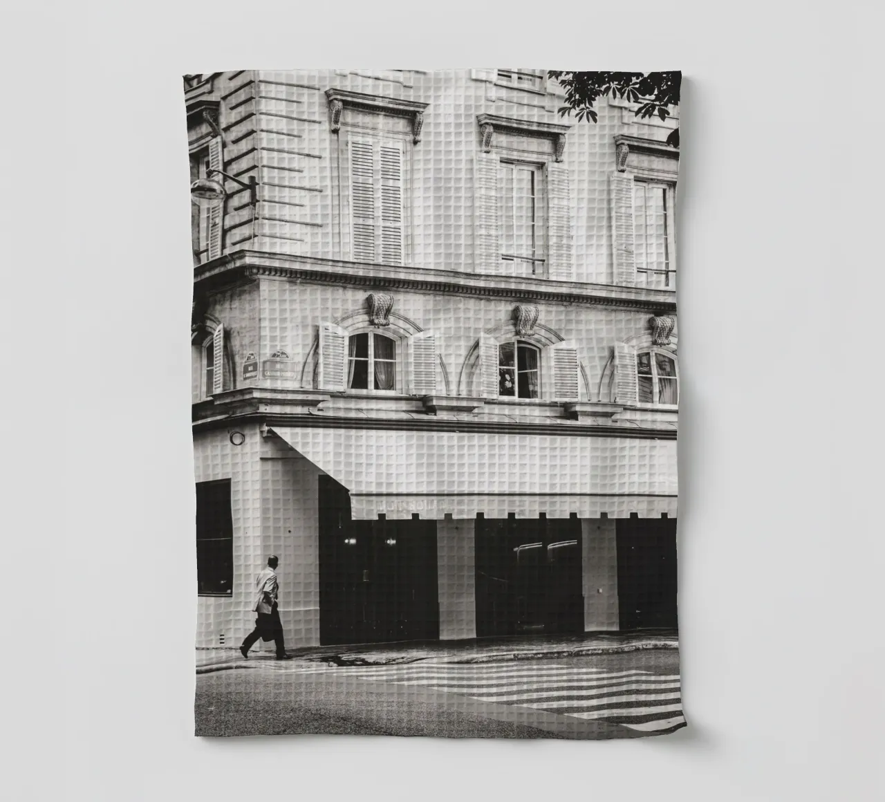 Scène de rue à Paris - un piéton solitaire torchon de Anja Hebrank Photography