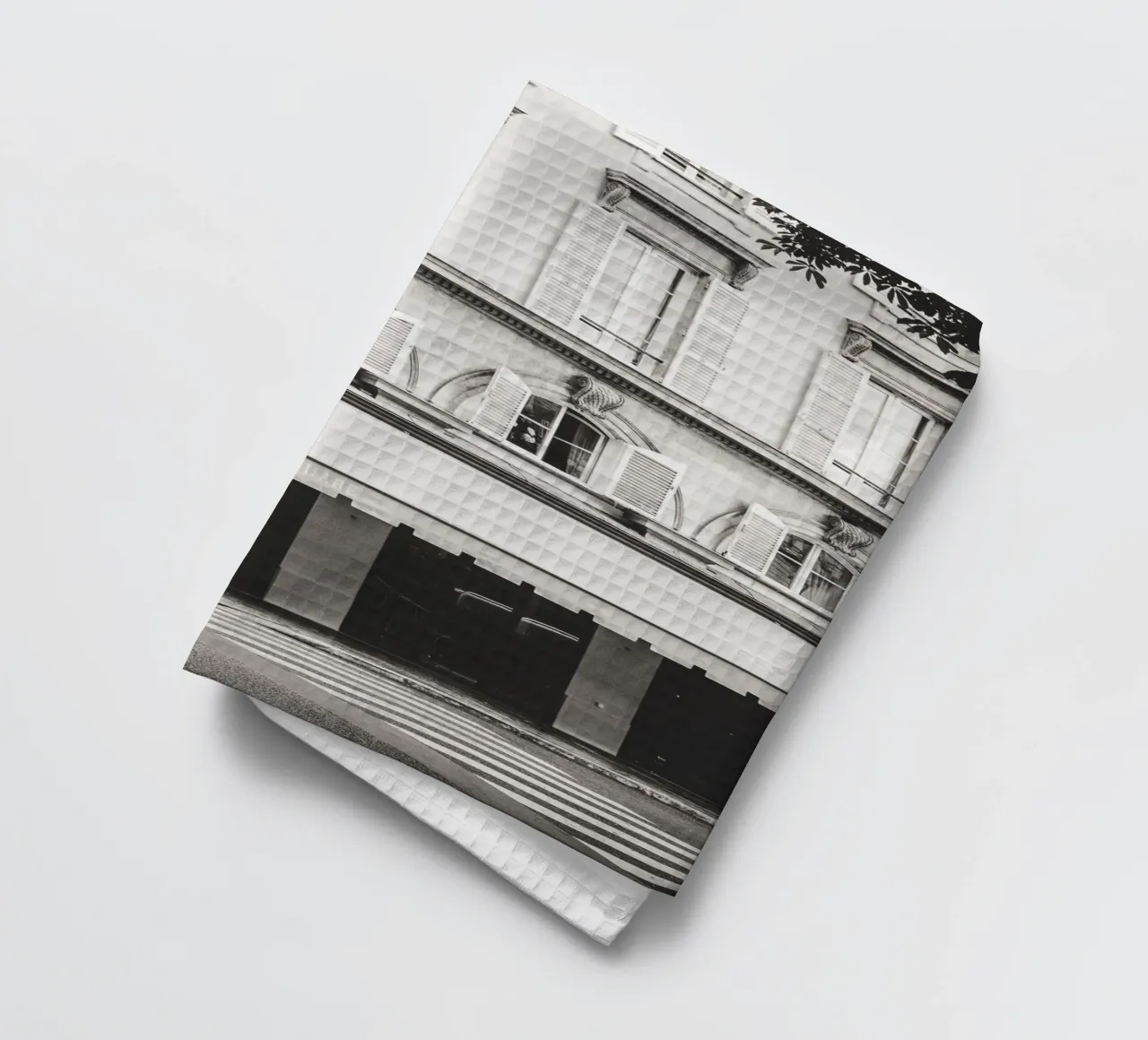 Scène de rue à Paris - un piéton solitaire torchon de Anja Hebrank Photography