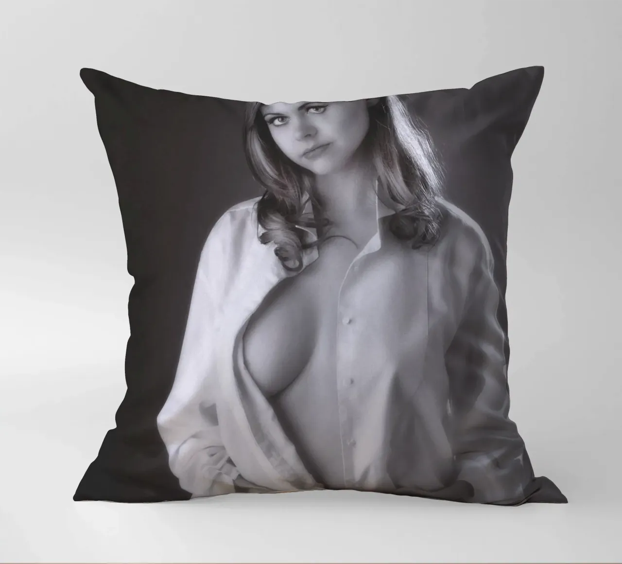 Ragazza con camicia elegante cuscino da Dave Hare Photography
