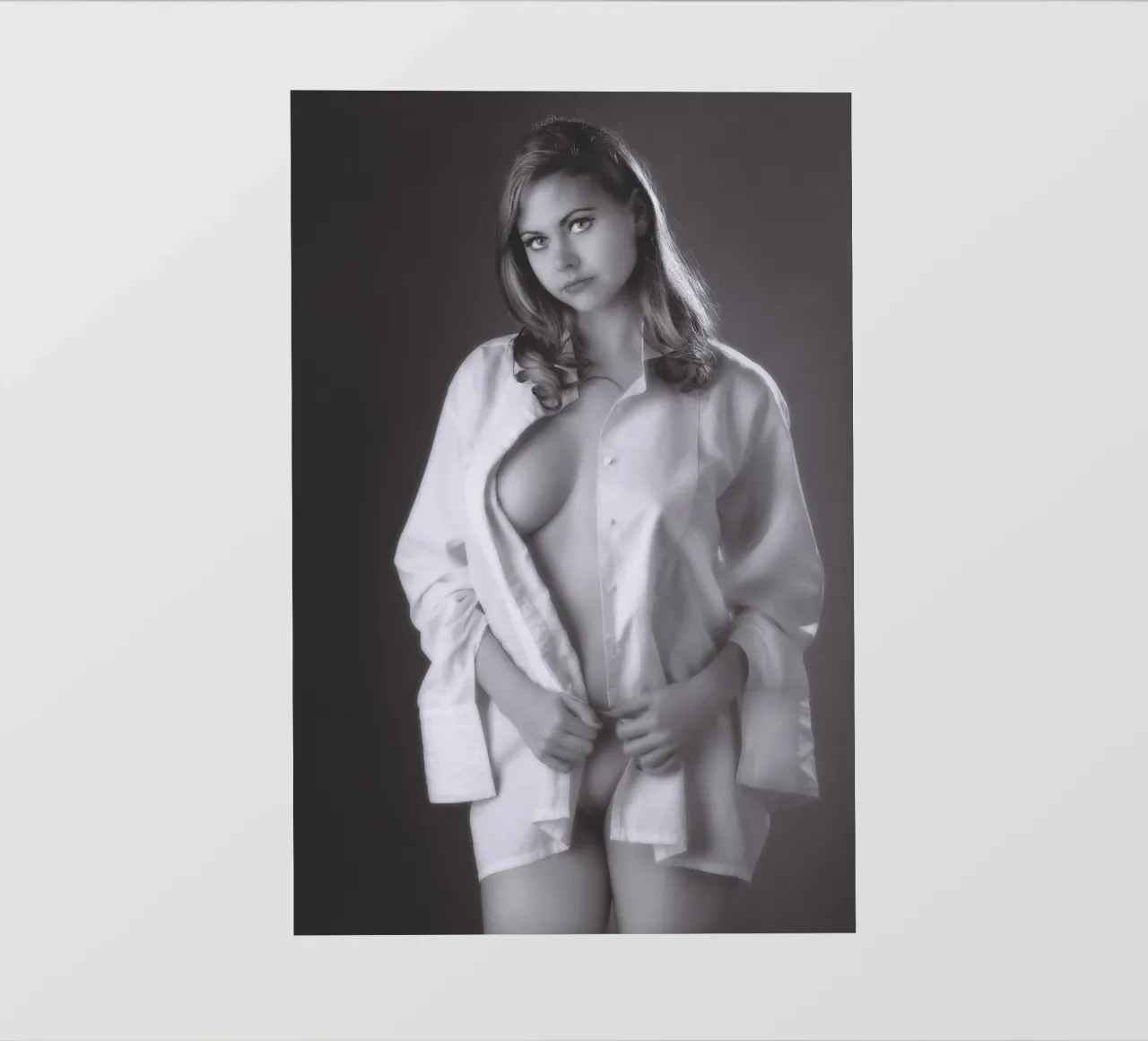 Ragazza con camicia elegante pellicola backlit da Dave Hare Photography