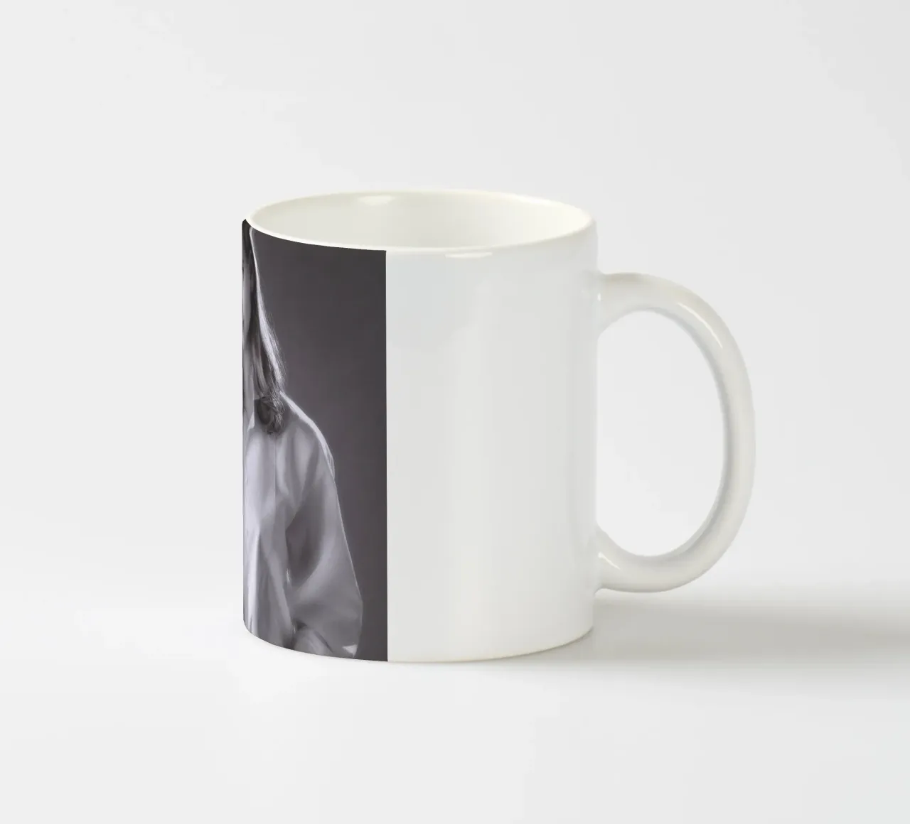 Ragazza con camicia elegante tazza in ceramica da Dave Hare Photography