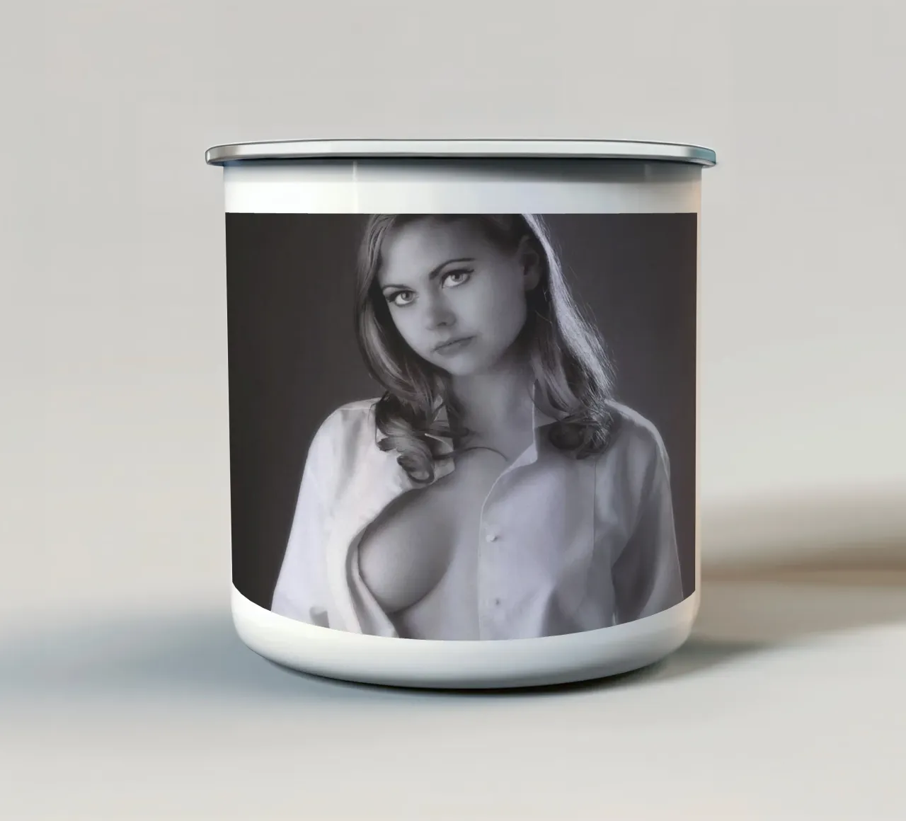 Ragazza con camicia elegante tazza in smalto da Dave Hare Photography