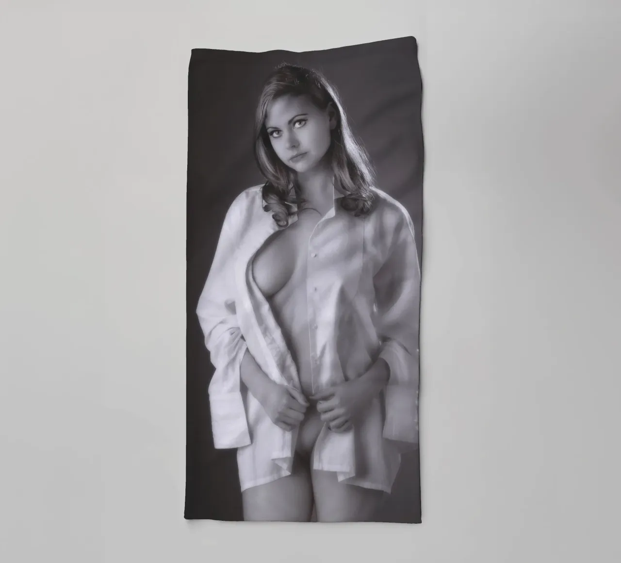 Ragazza con camicia elegante asciugamano da bagno da Dave Hare Photography
