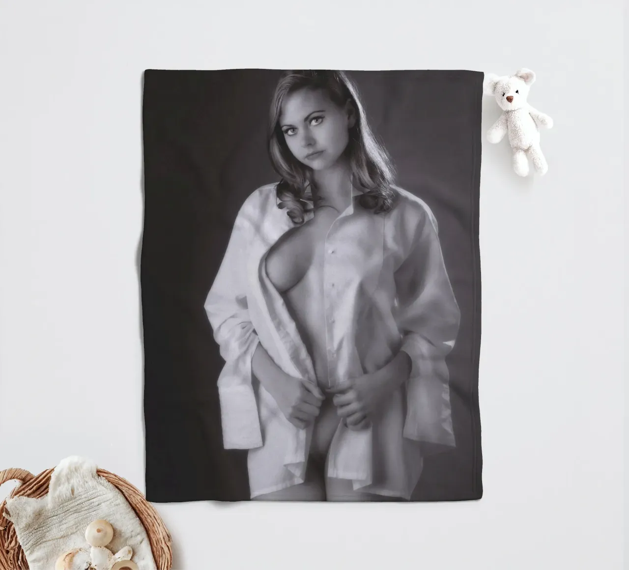 Ragazza con camicia elegante coperta in pile da Dave Hare Photography