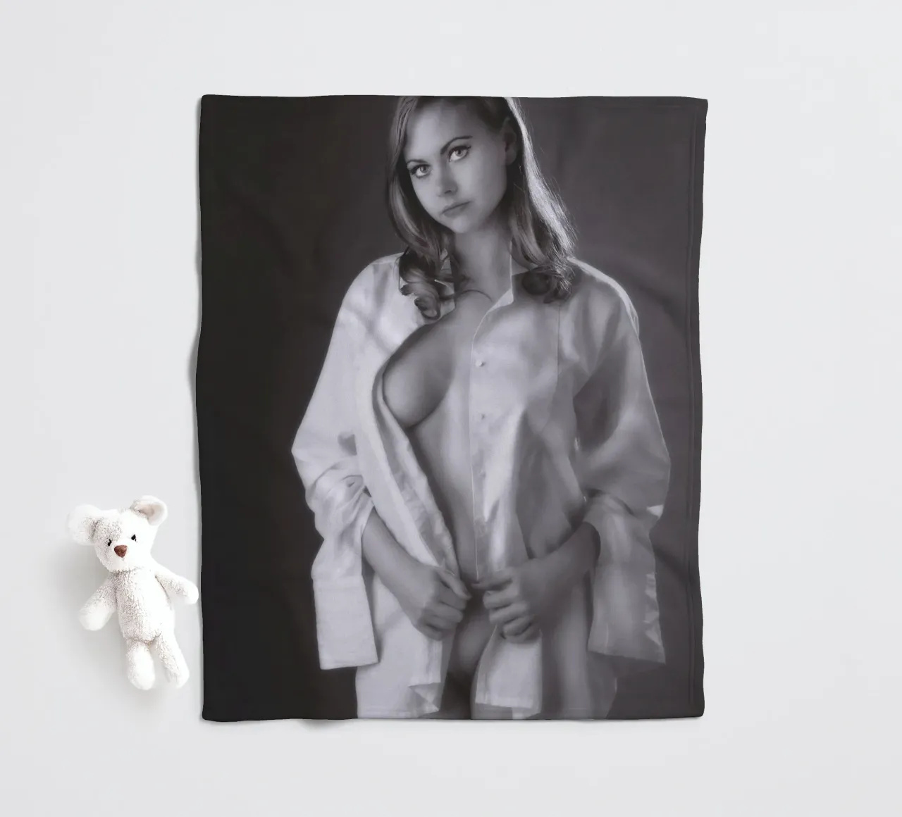 Ragazza con camicia elegante coperta in pile da Dave Hare Photography