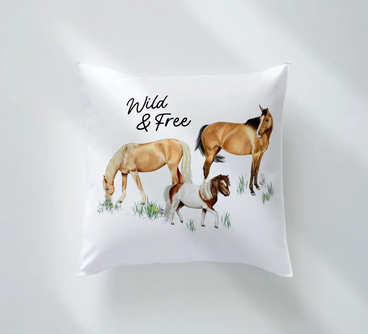 Wild & Free • Horses kussen van Moonlit Illustrations