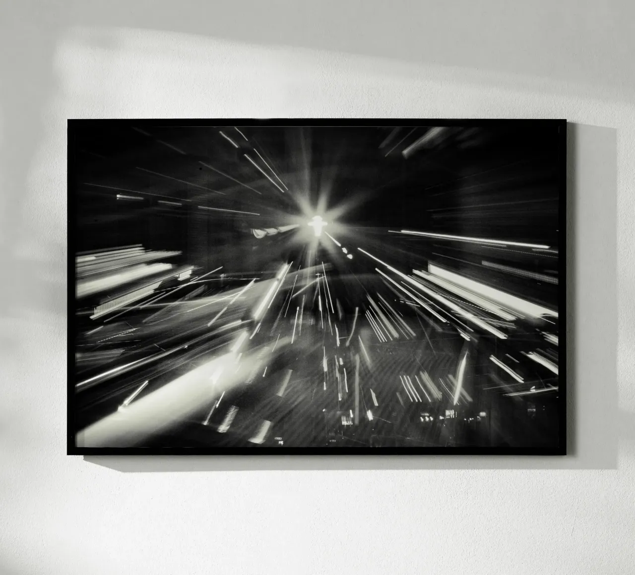 Ampelmann di notte a Berlino poster con telaio in legno da Moritz Bruns