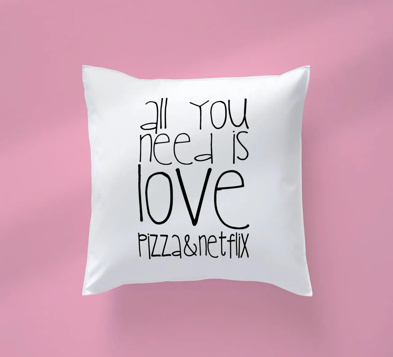 Tutto ciò di cui hai bisogno è amore, pizza e Netflix cuscino da Monika Strigel