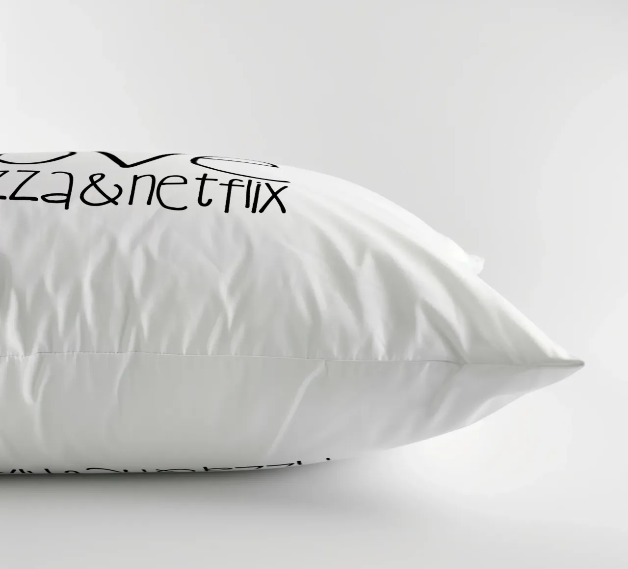 Tutto ciò di cui hai bisogno è amore, pizza e Netflix cuscino da Monika Strigel