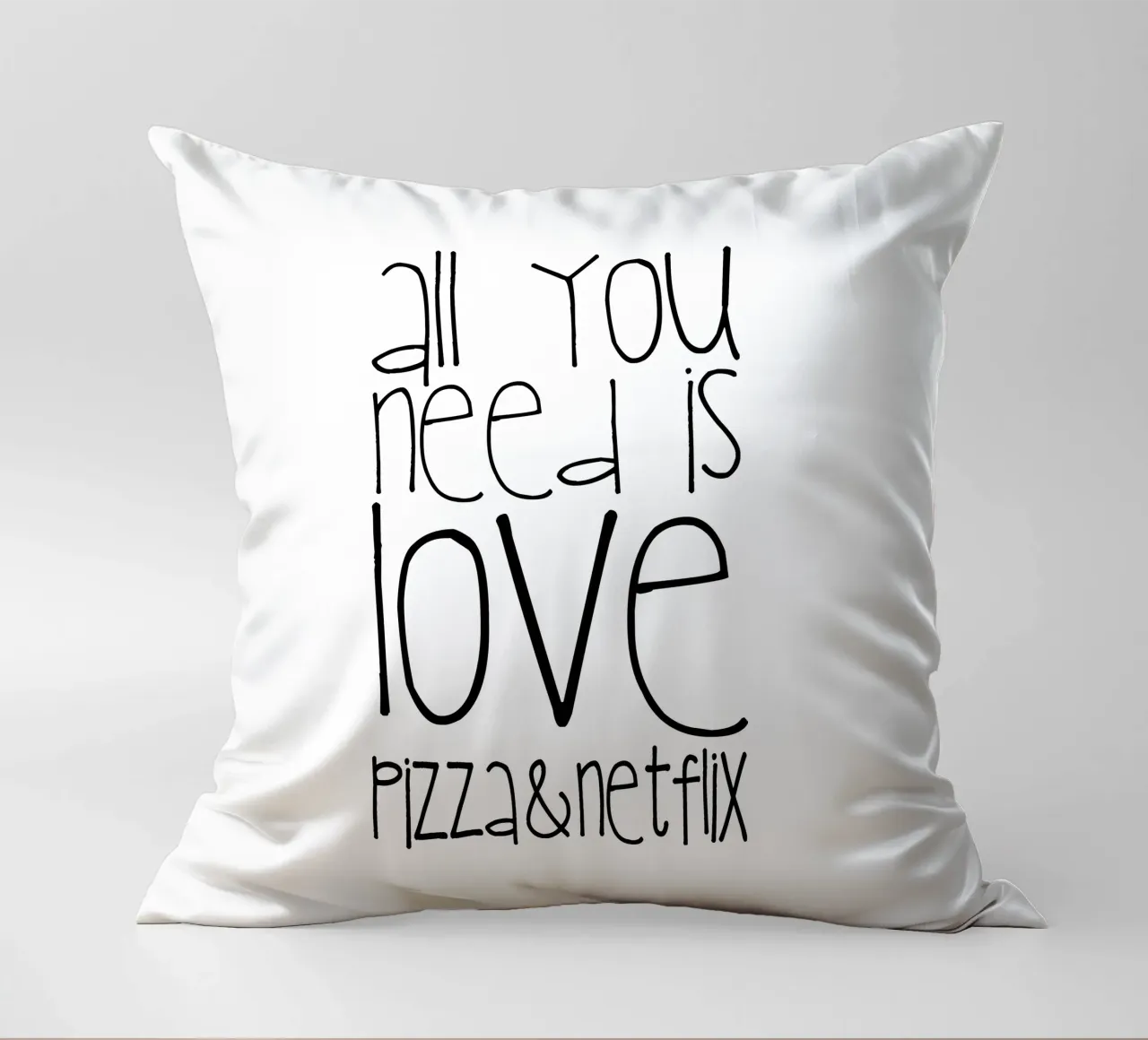 Tutto ciò di cui hai bisogno è amore, pizza e Netflix cuscino da Monika Strigel