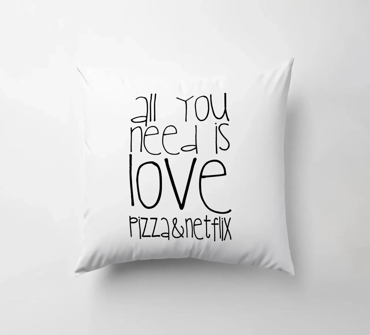 Tutto ciò di cui hai bisogno è amore, pizza e Netflix cuscino da Monika Strigel