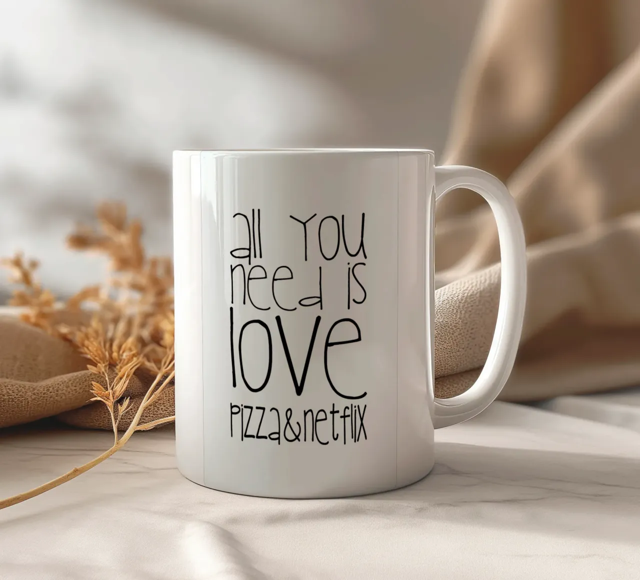 Tutto ciò di cui hai bisogno è amore, pizza e Netflix tazza in ceramica da Monika Strigel