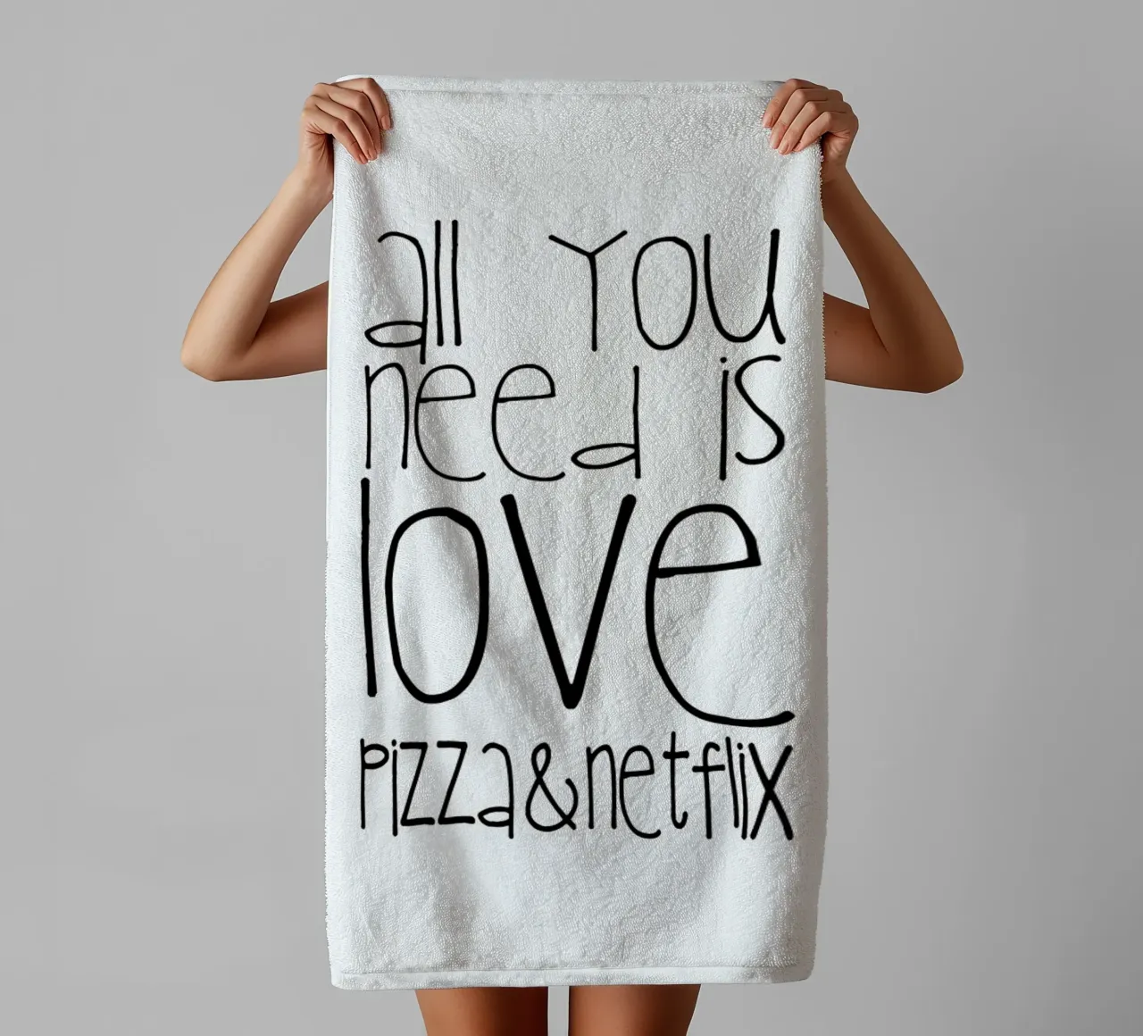Tutto ciò di cui hai bisogno è amore, pizza e Netflix asciugamano da bagno da Monika Strigel