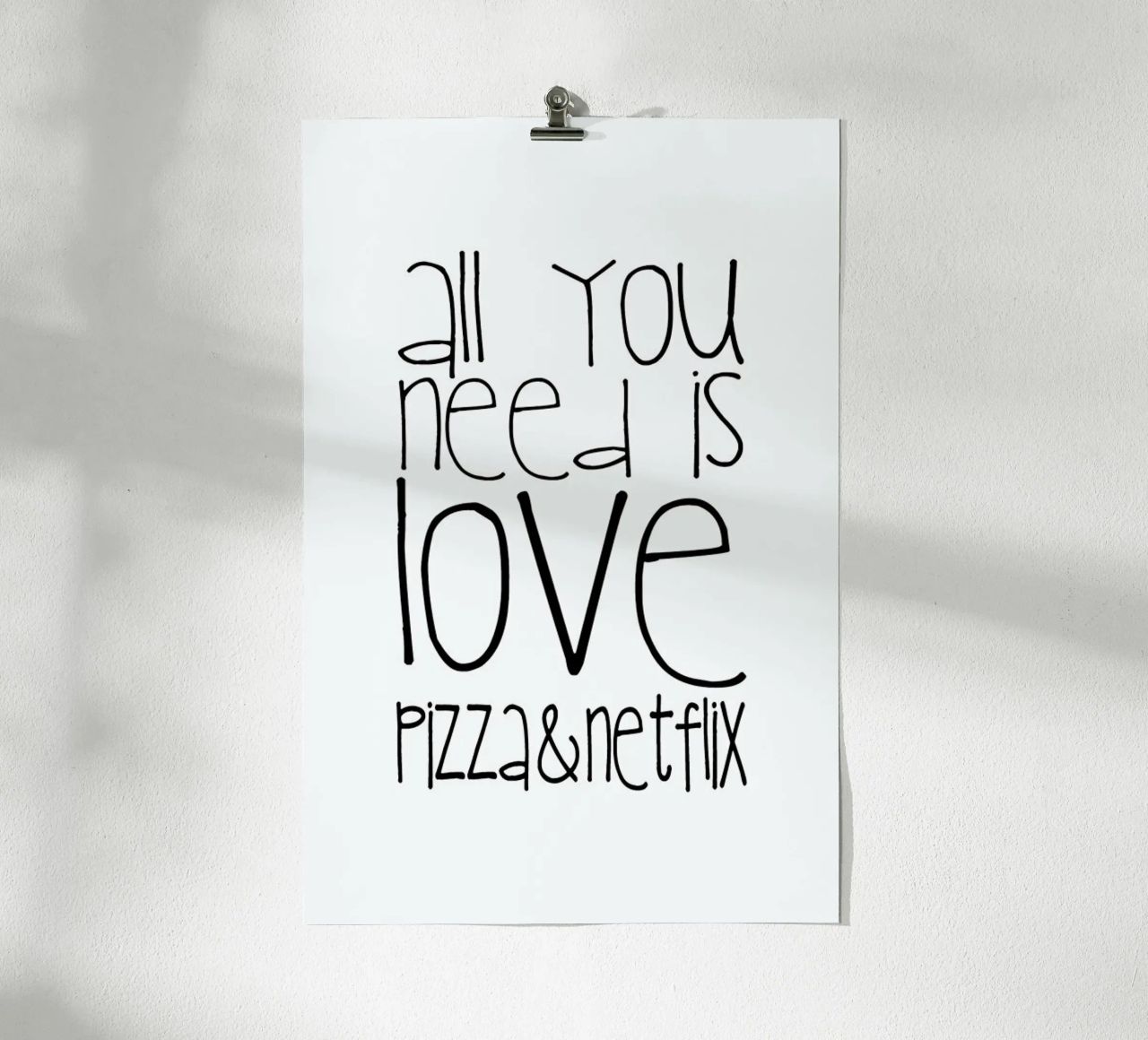 Tutto ciò di cui hai bisogno è amore, pizza e Netflix poster da Monika Strigel