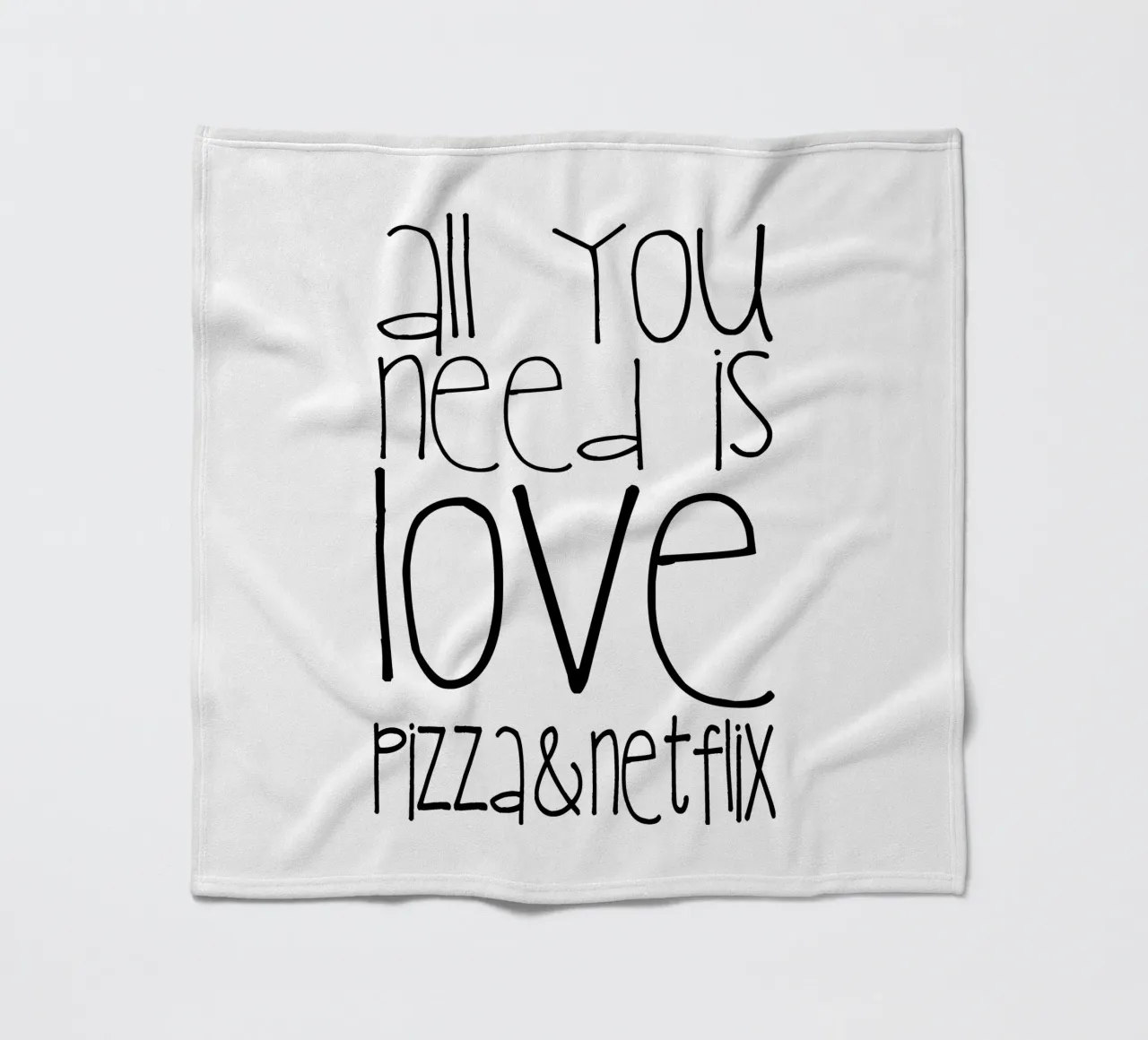 Tutto ciò di cui hai bisogno è amore, pizza e Netflix coperta in pile da Monika Strigel