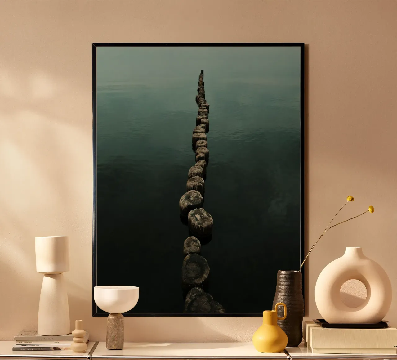 Breakwater poster con telaio in alluminio da Sebastian Hilgetag