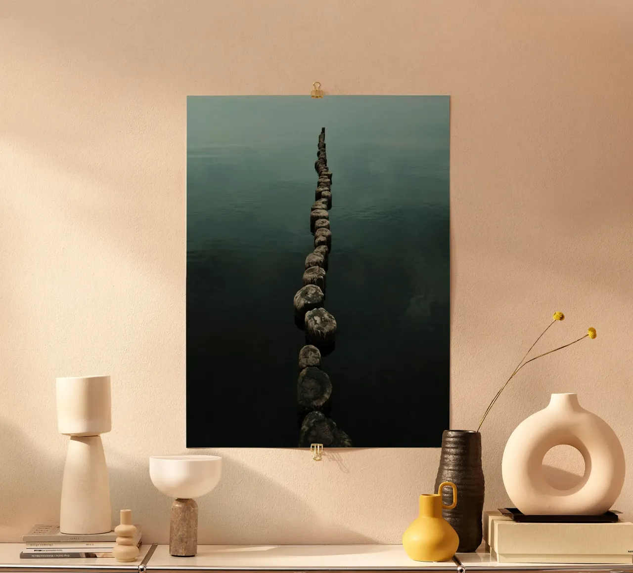 Breakwater poster con telaio in alluminio da Sebastian Hilgetag