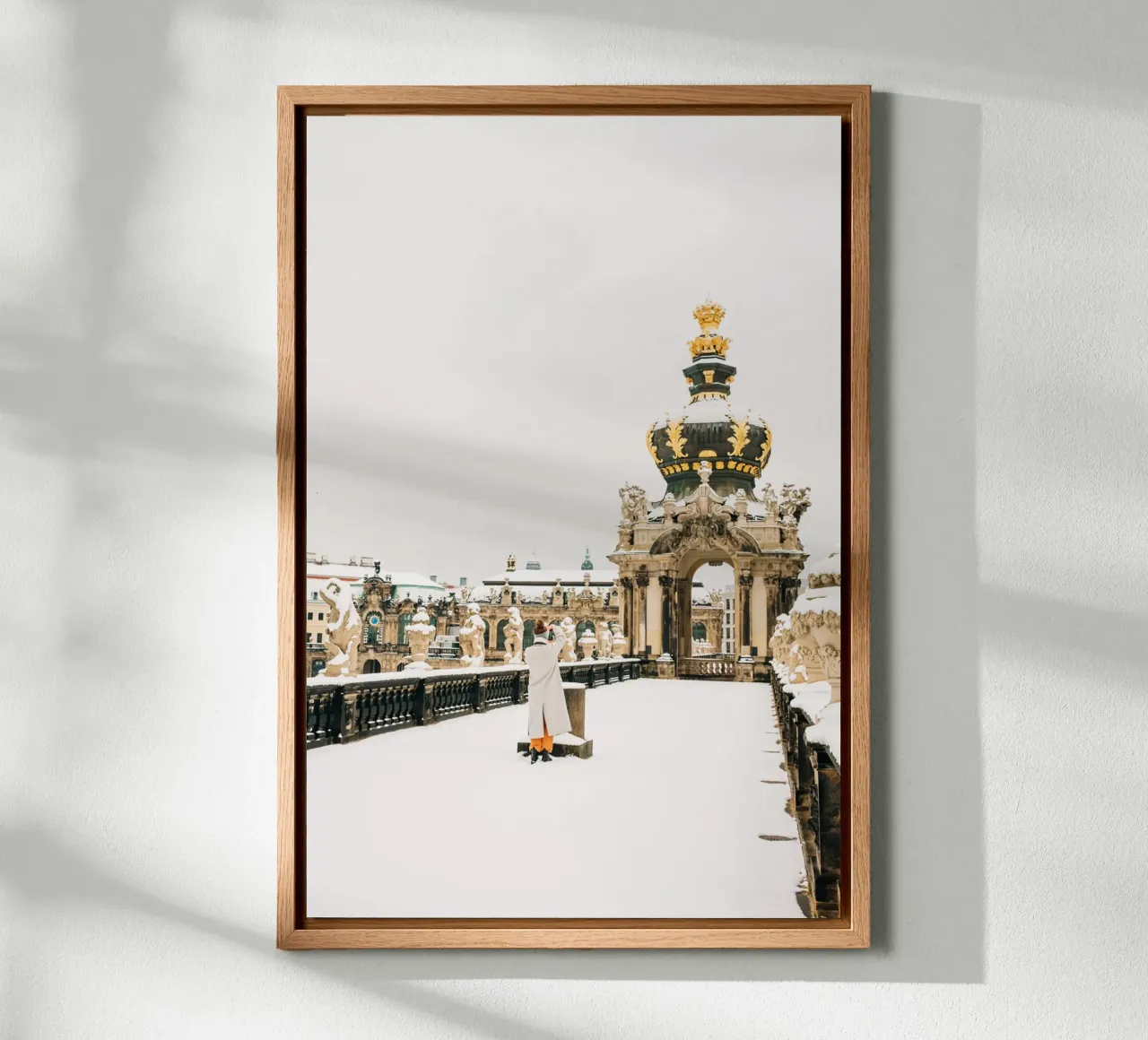Inverno a Dresda - Neve nello Zwinger (architettura della città vecchia) tela con Cornice a cassetta da Bold and Retro