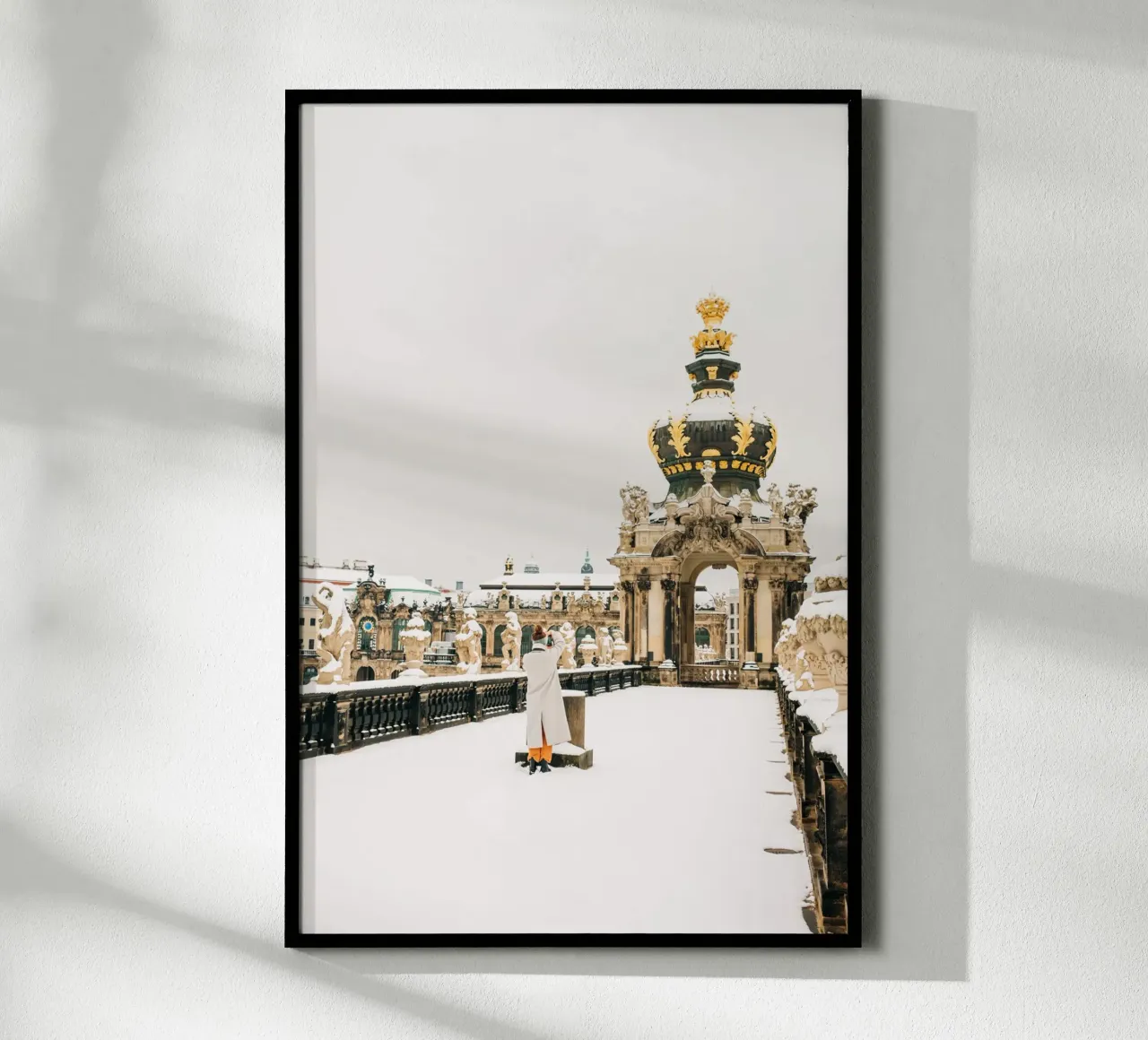 Inverno a Dresda - Neve nello Zwinger (architettura della città vecchia) poster con telaio in alluminio da Bold and Retro