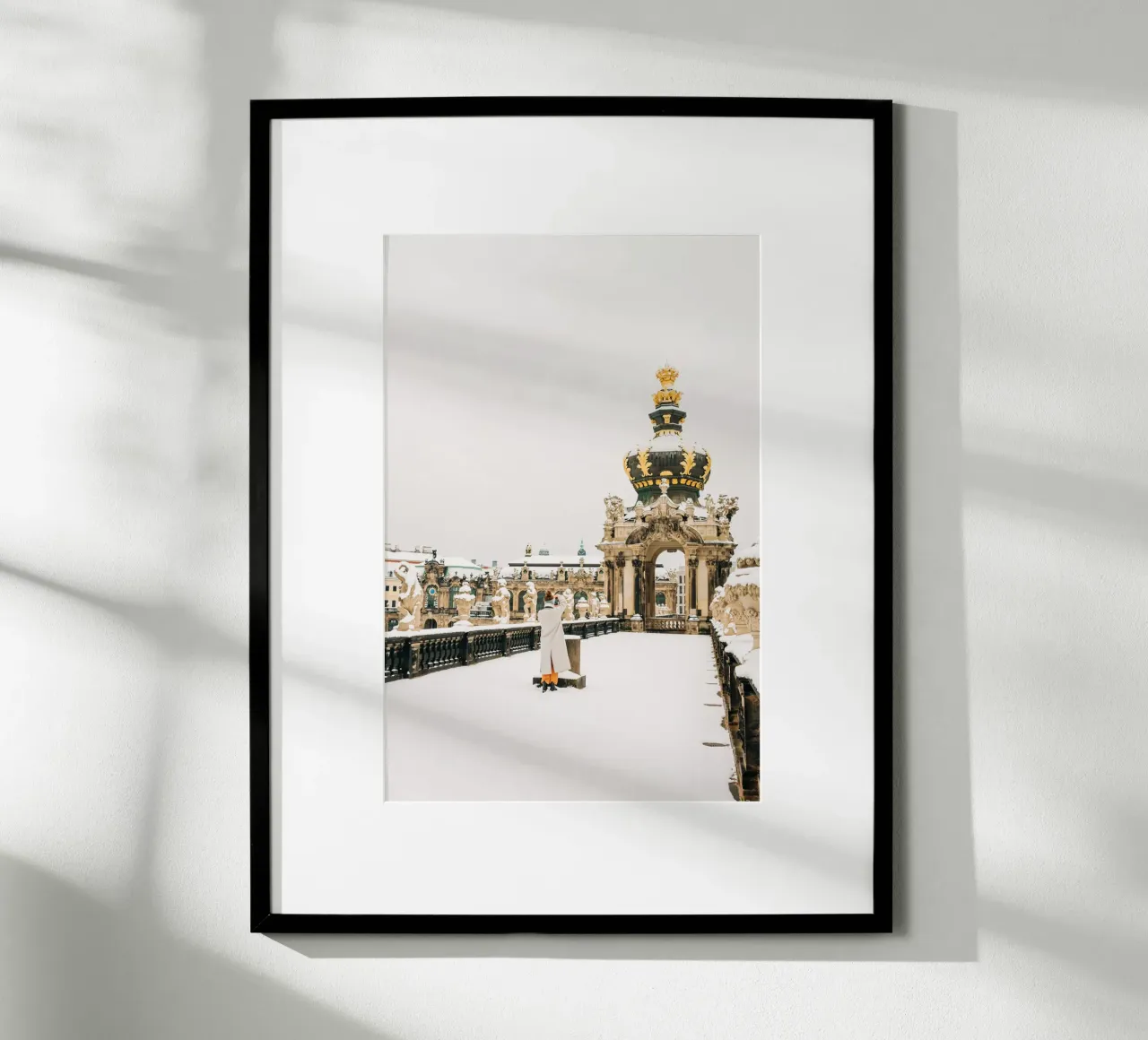 Inverno a Dresda - Neve nello Zwinger (architettura della città vecchia) poster con telaio in alluminio da Bold and Retro