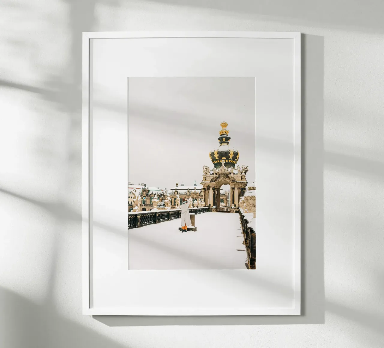 Inverno a Dresda - Neve nello Zwinger (architettura della città vecchia) poster con telaio in alluminio da Bold and Retro