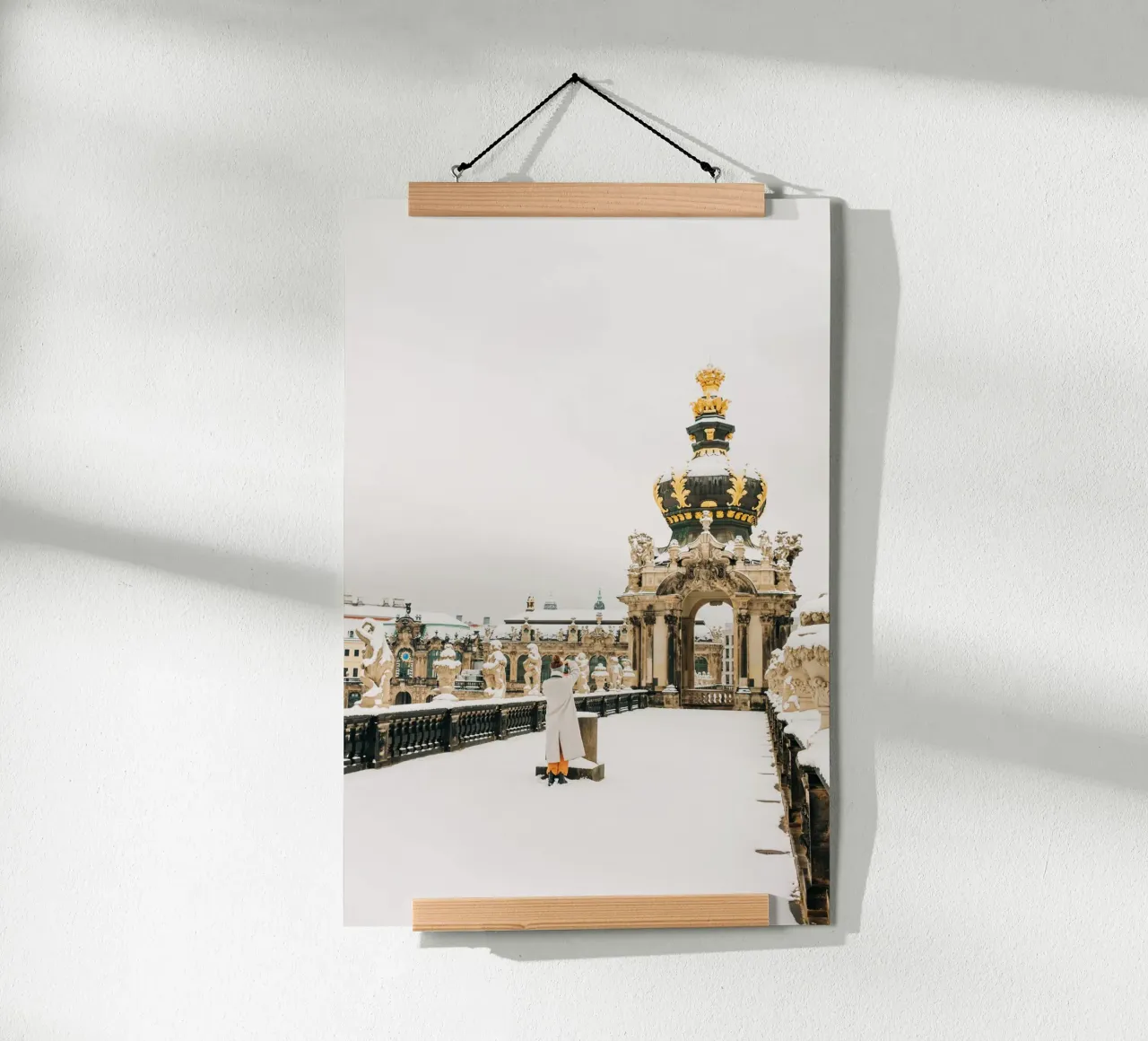 Inverno a Dresda - Neve nello Zwinger (architettura della città vecchia) poster con telaio in alluminio da Bold and Retro