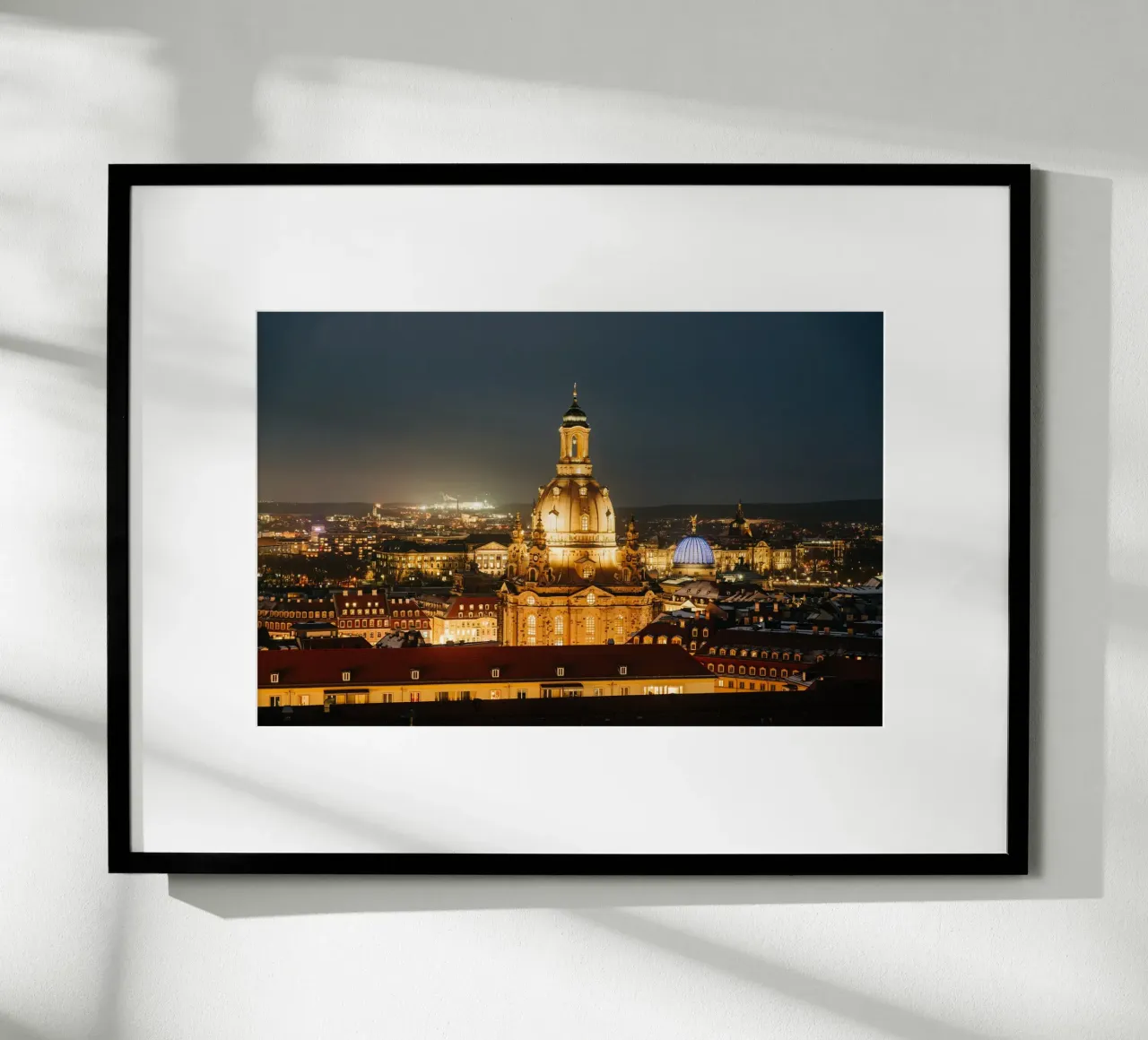 Frauenkirche di Dresda di notte - Architettura barocca poster da Bold and Retro