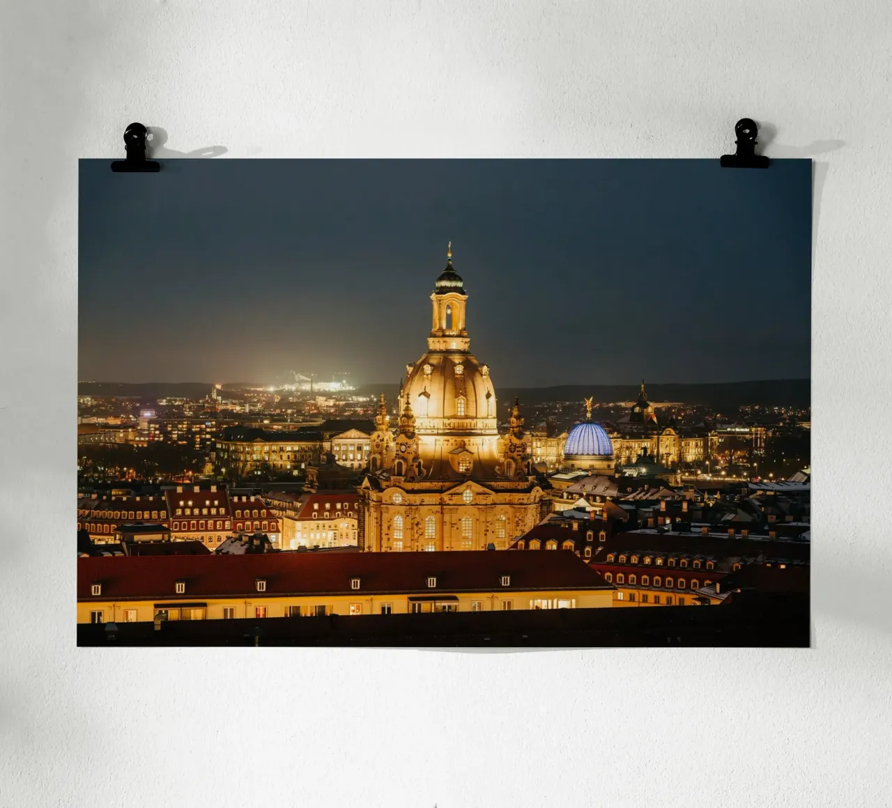 Frauenkirche di Dresda di notte - Architettura barocca poster da Bold and Retro