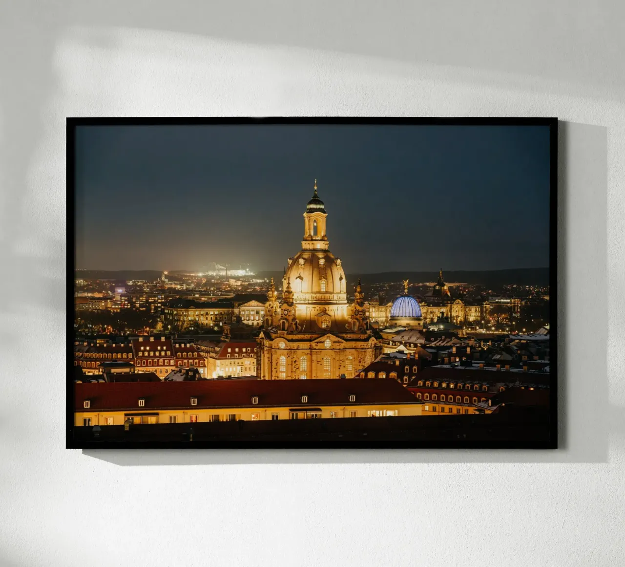 Frauenkirche di Dresda di notte - Architettura barocca poster da Bold and Retro