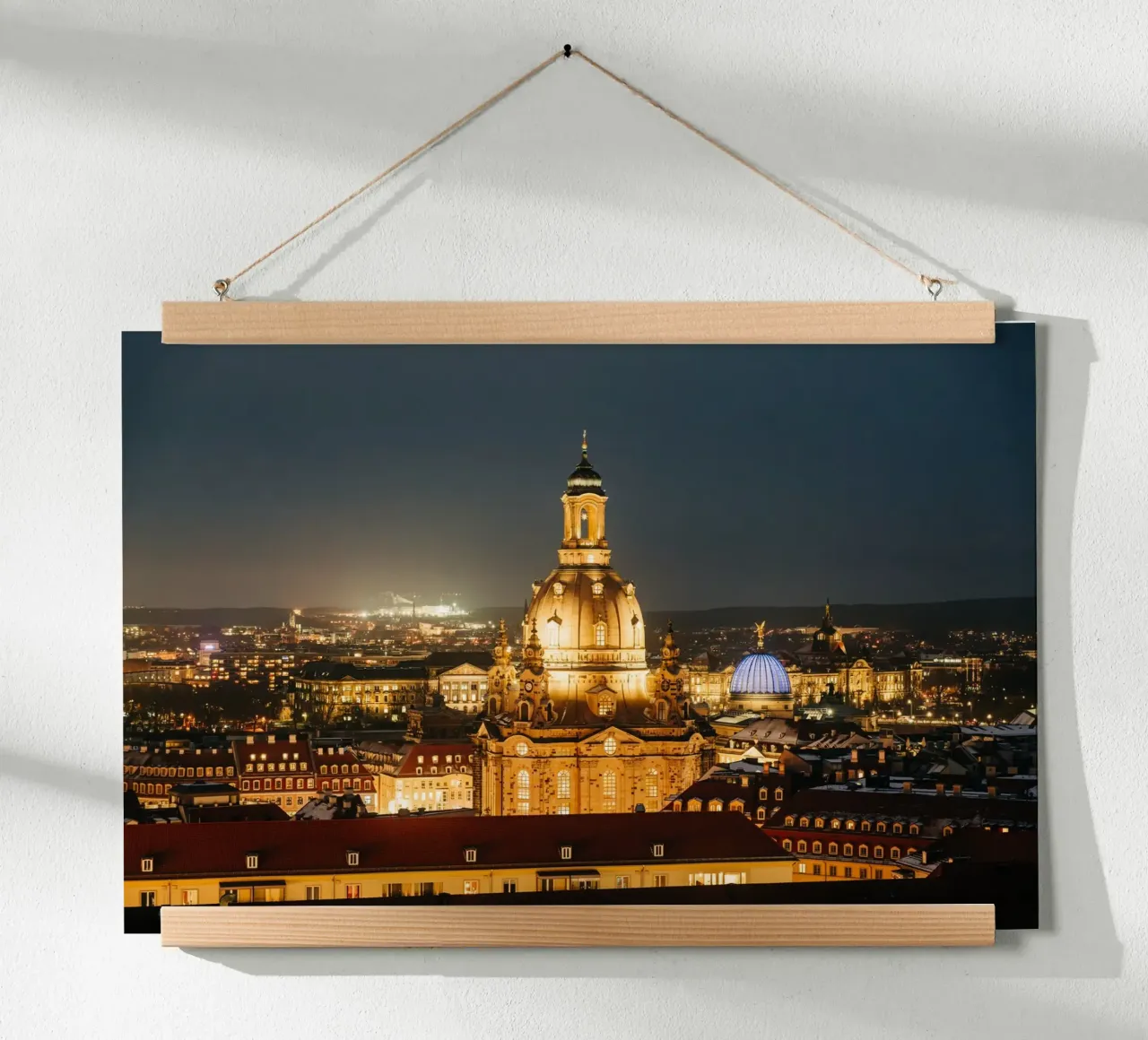 Frauenkirche di Dresda di notte - Architettura barocca poster da Bold and Retro