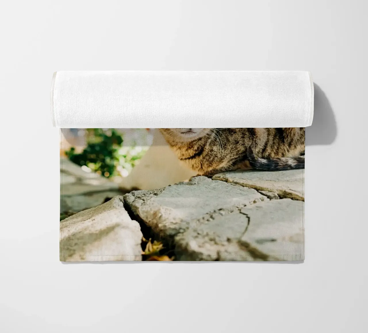 Getigerte Katze auf Kreta, Griechenland - Tierfotografie Strandtuch von Bold and Retro