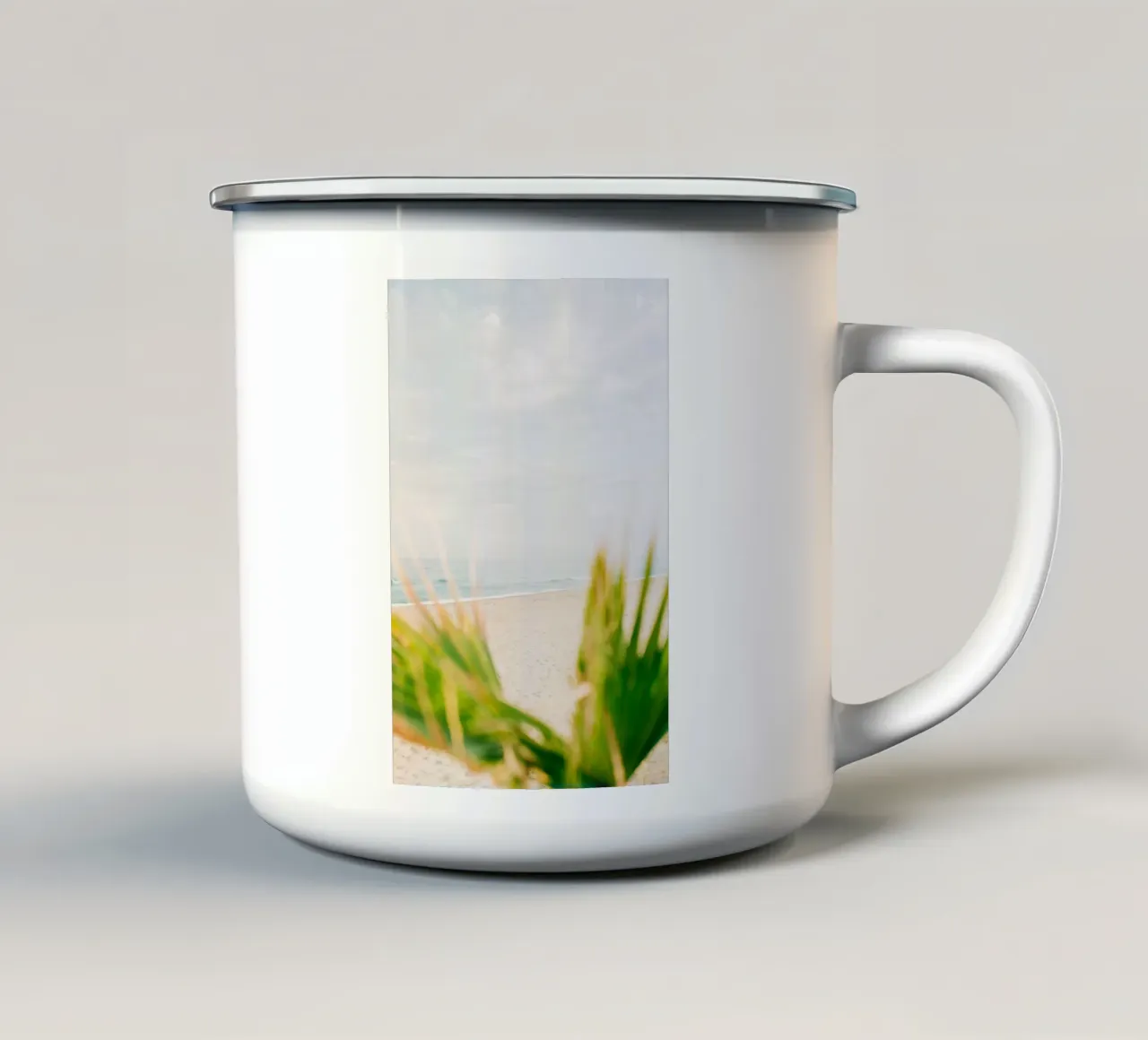 Spiaggia estiva a Creta, Grecia tazza in smalto da Bold and Retro