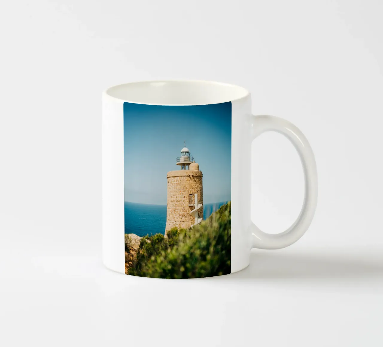 Faro in riva al mare in Spagna, Andalusia con cielo azzurro tazza in ceramica da Bold and Retro