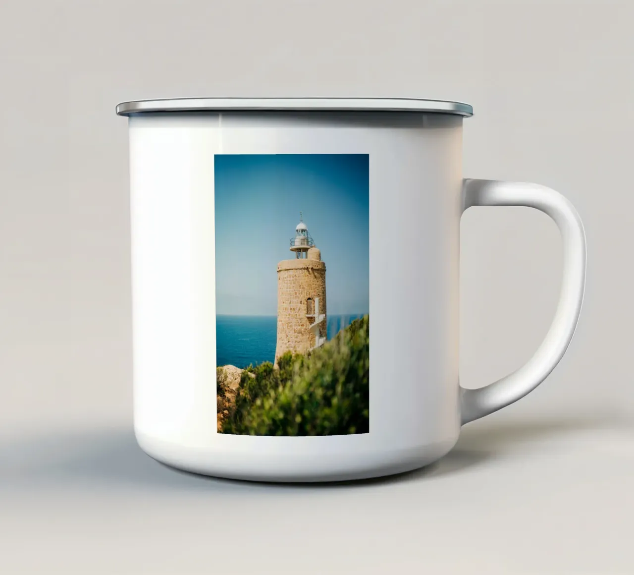 Faro in riva al mare in Spagna, Andalusia con cielo azzurro tazza in smalto da Bold and Retro